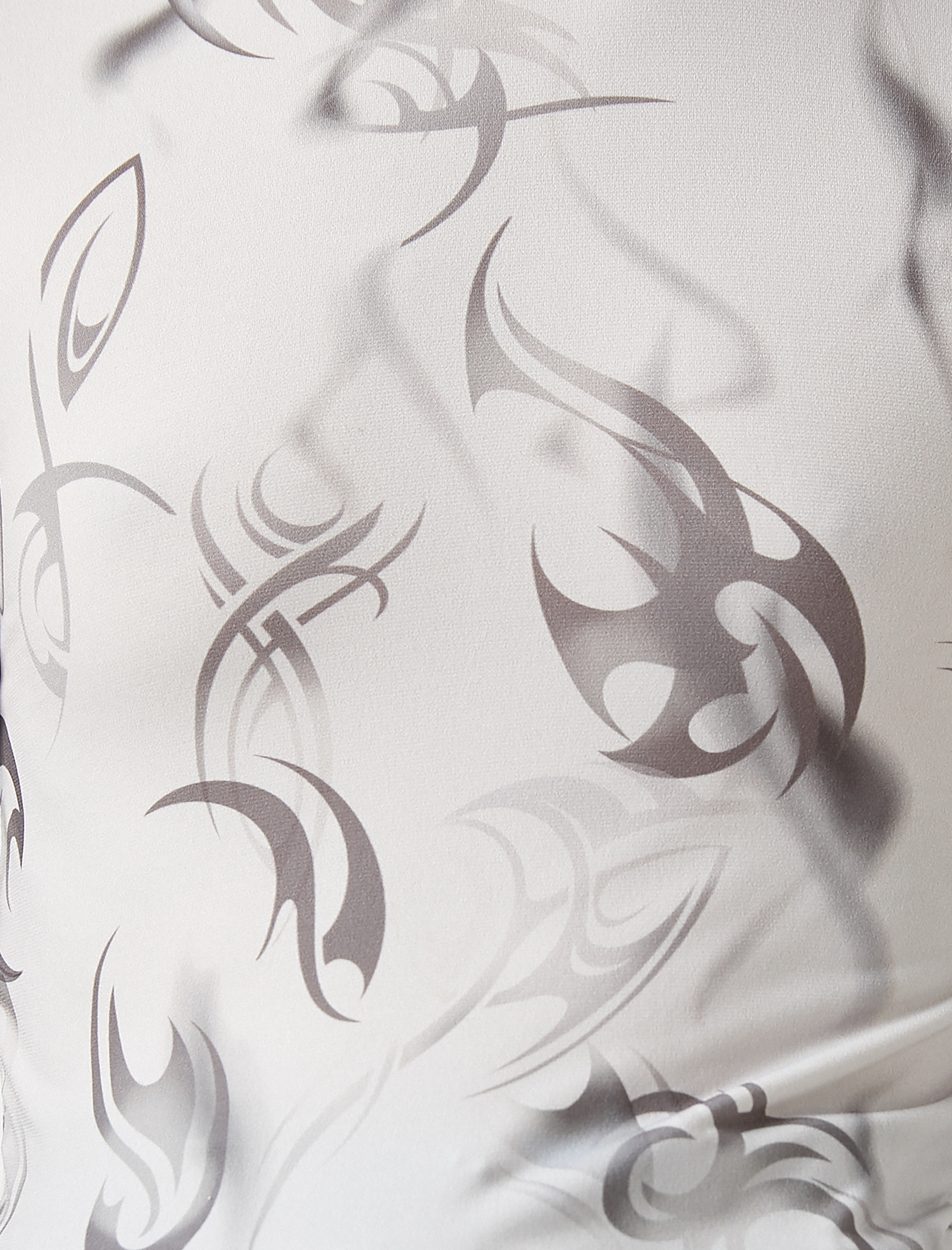   Uzun Kollu Tişört Desenli Pencere Detaylı