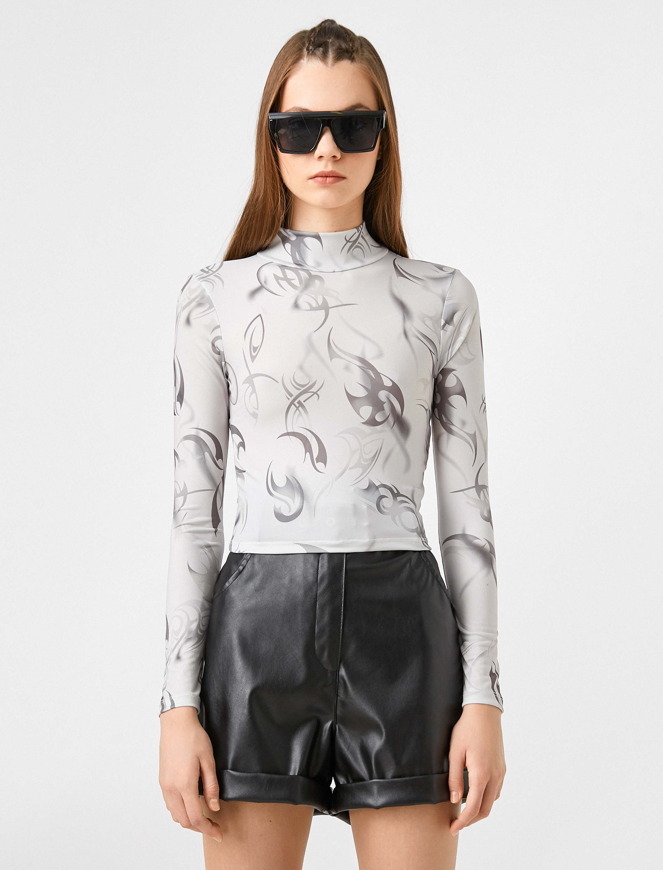   Uzun Kollu Tişört Desenli Pencere Detaylı