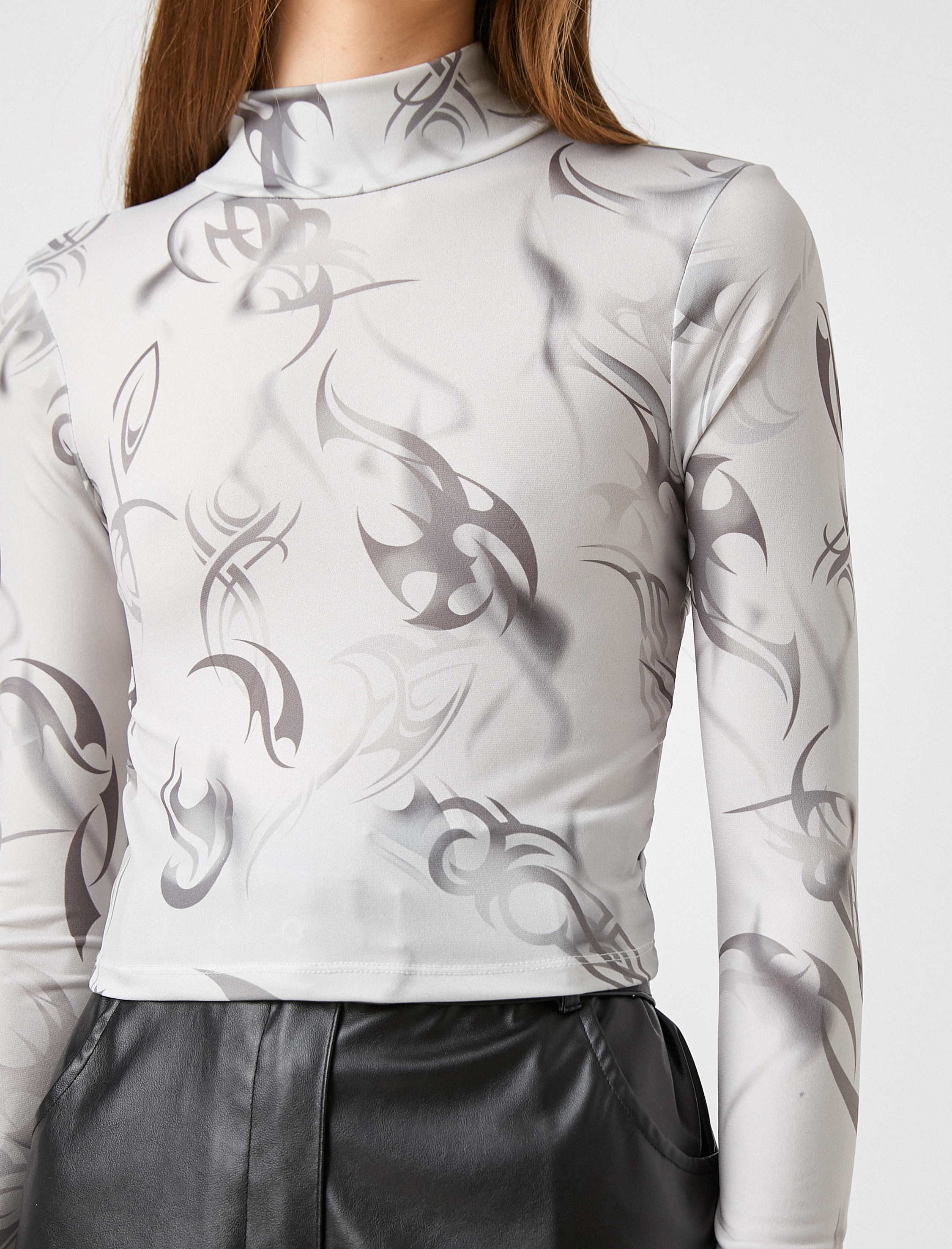   Uzun Kollu Tişört Desenli Pencere Detaylı