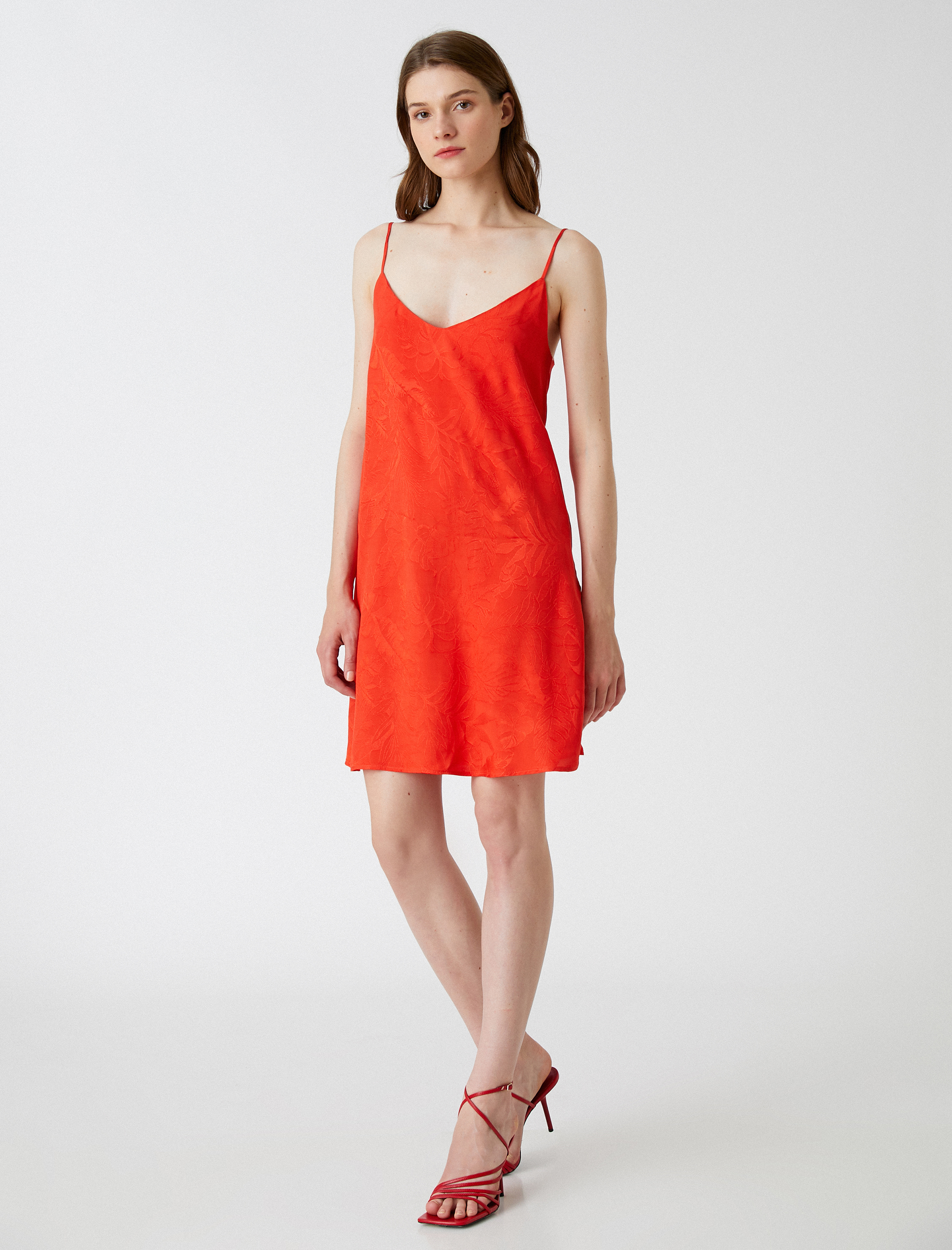   Melis Ağazat X Koton - İnce Askılı Jakarlı Viskon Elbise