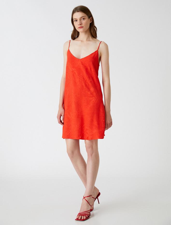  Melis Ağazat X Koton - İnce Askılı Jakarlı Viskon Elbise