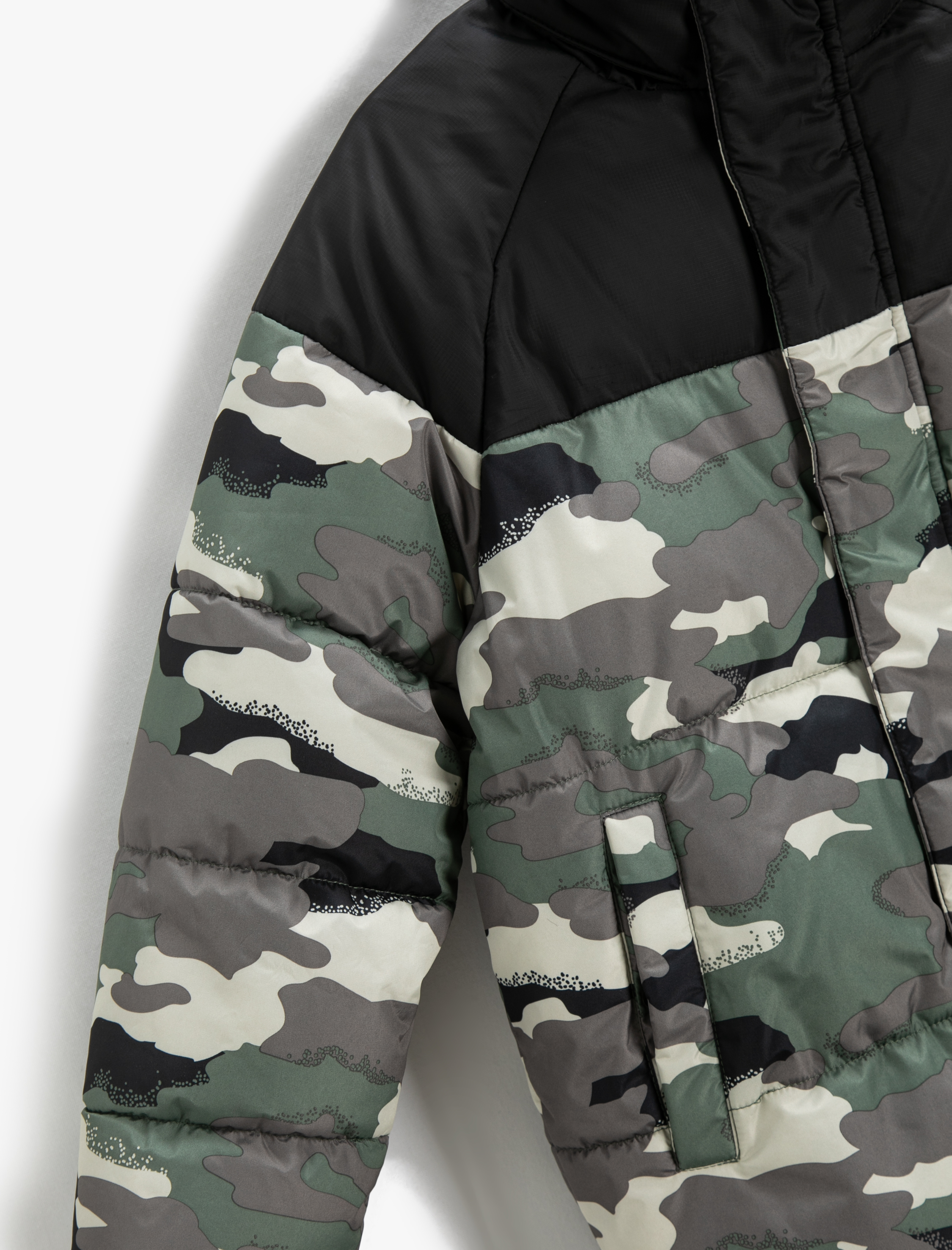  Erkek Çocuk Şişme Mont Kamuflaj Desenli