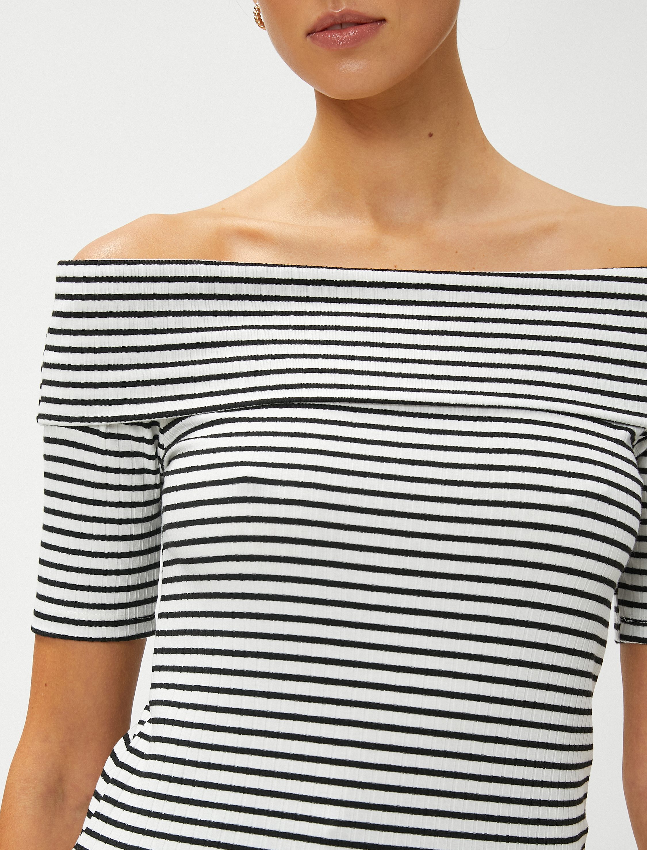   Omzu Açık Tişört Kısa Kollu Dar Kesim