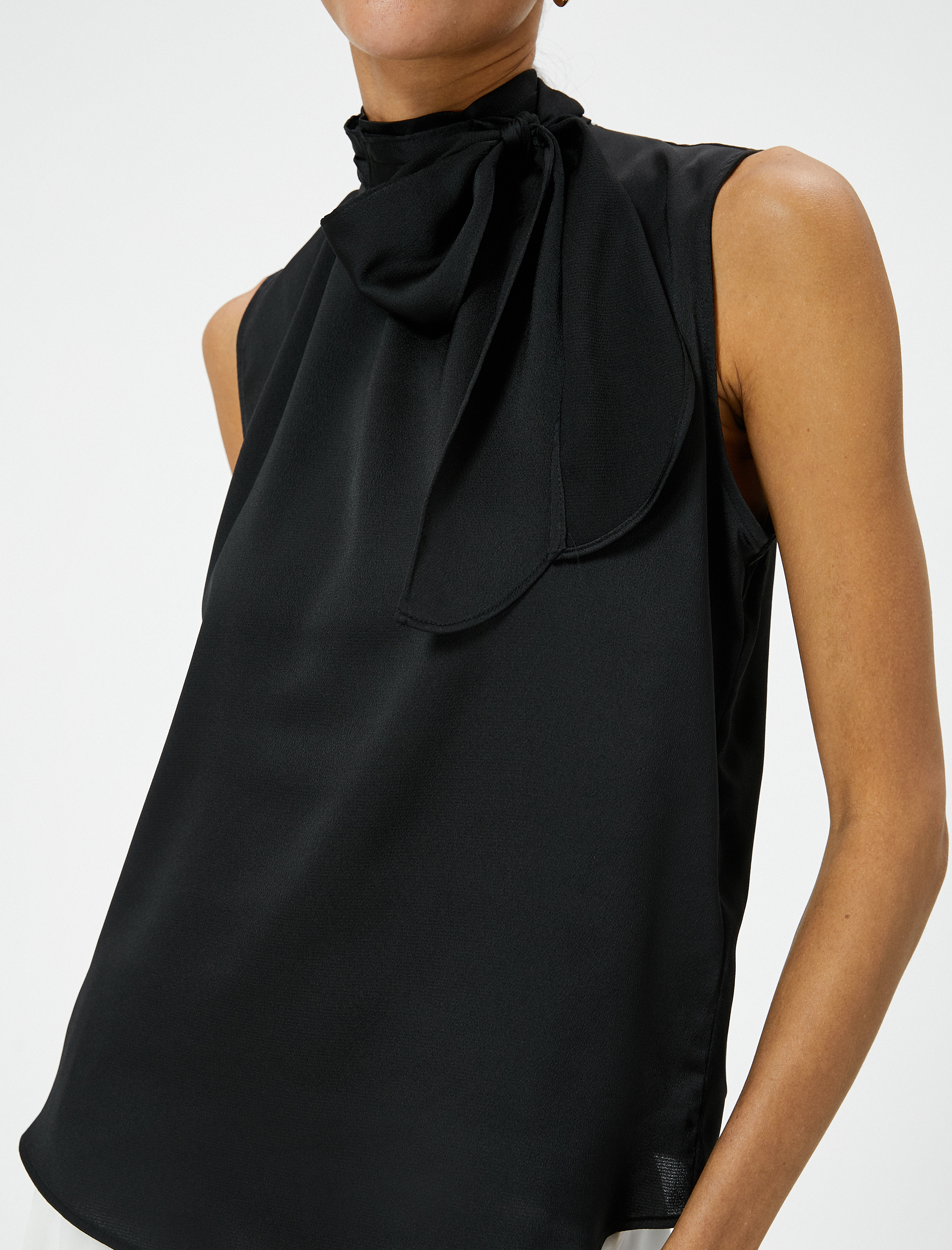   Saten Bluz Fular Yaka Detaylı Kolsuz Standart Kesim