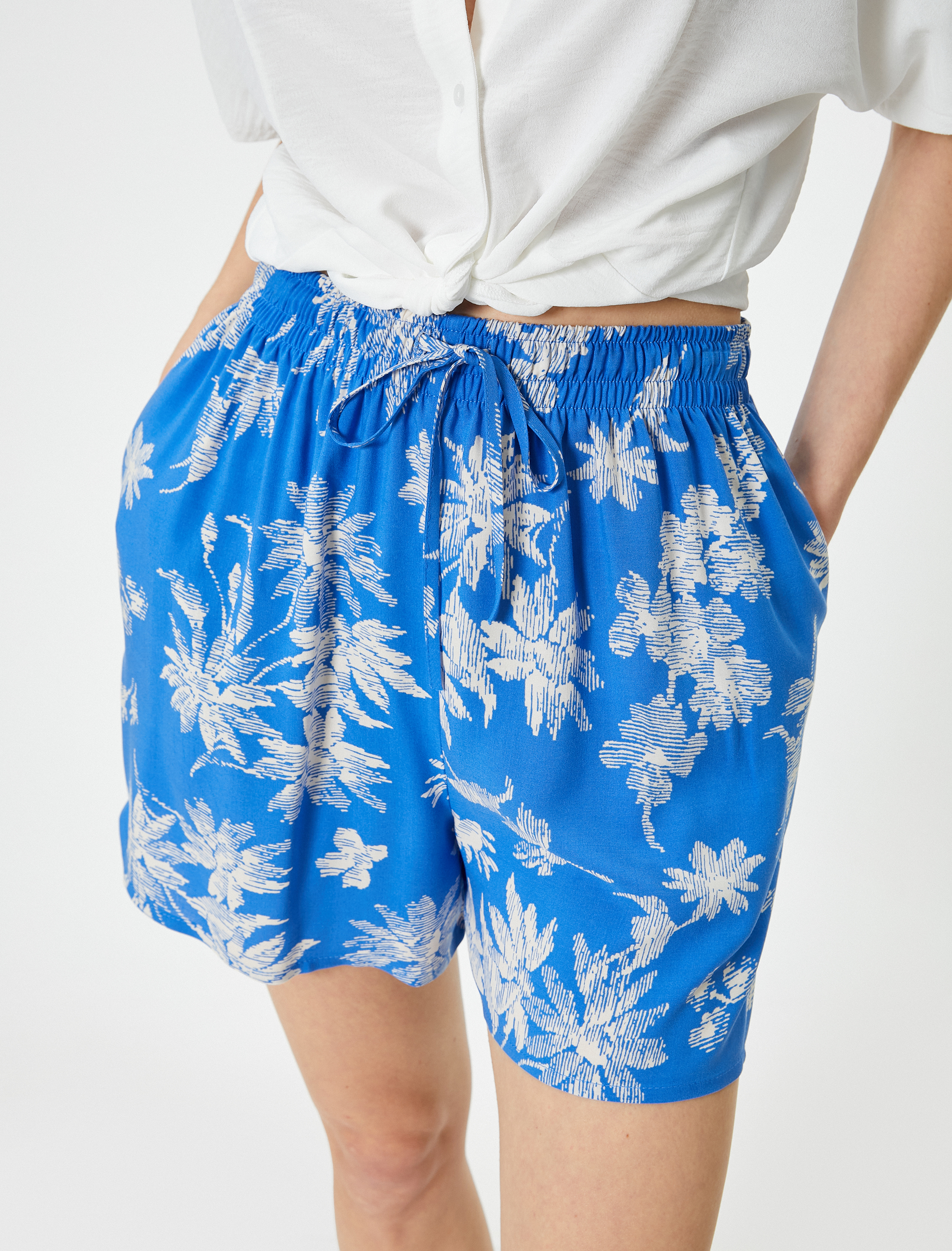   Çiçekli Şort Viskon Beli Lastikli Cep Detaylı