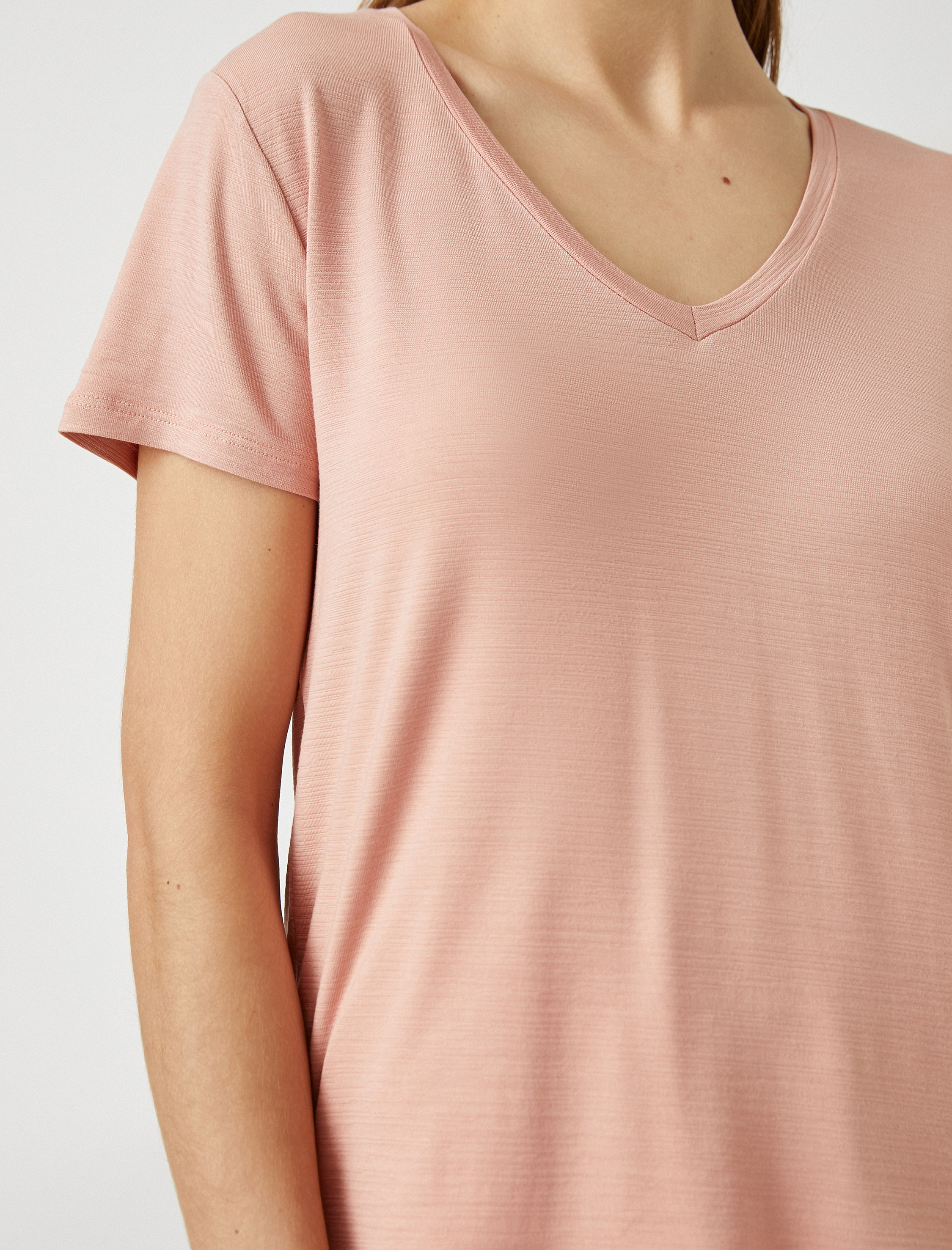   V Yaka Kısa Kollu Tişört