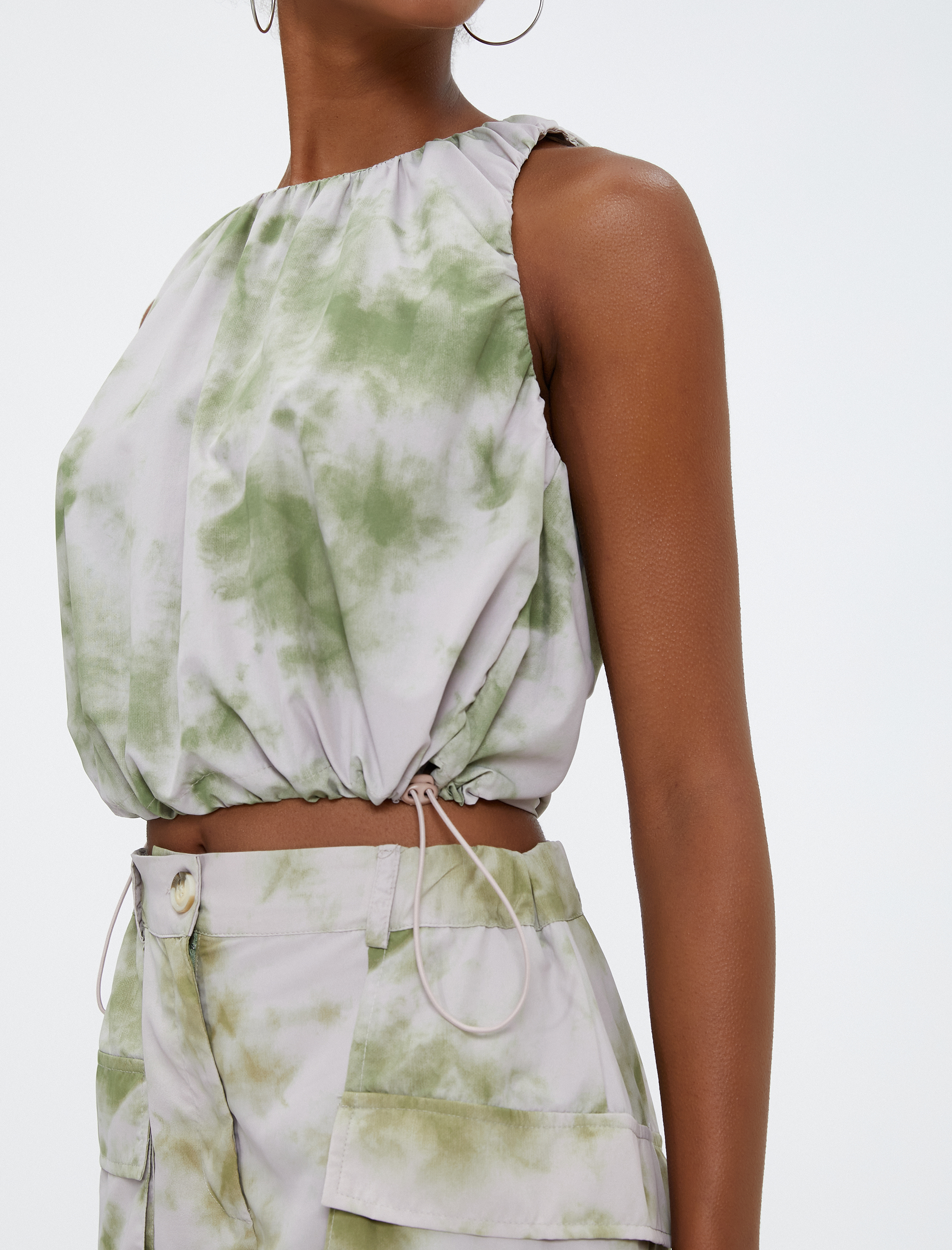   Paraşüt Crop Bluz Kolsuz Batik Desenli Yuvarlak Yaka