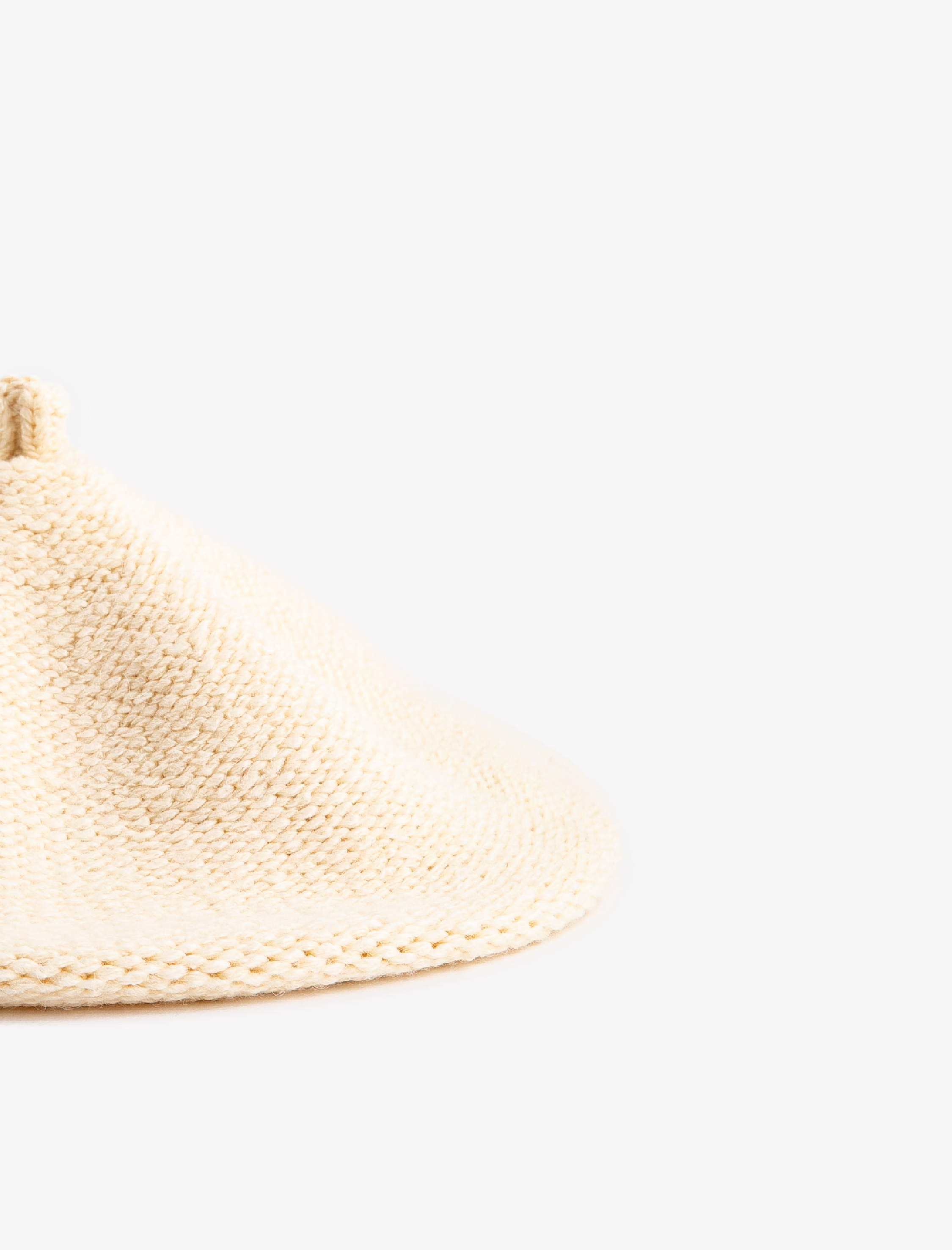  Kadın Ressam Bere Şapka