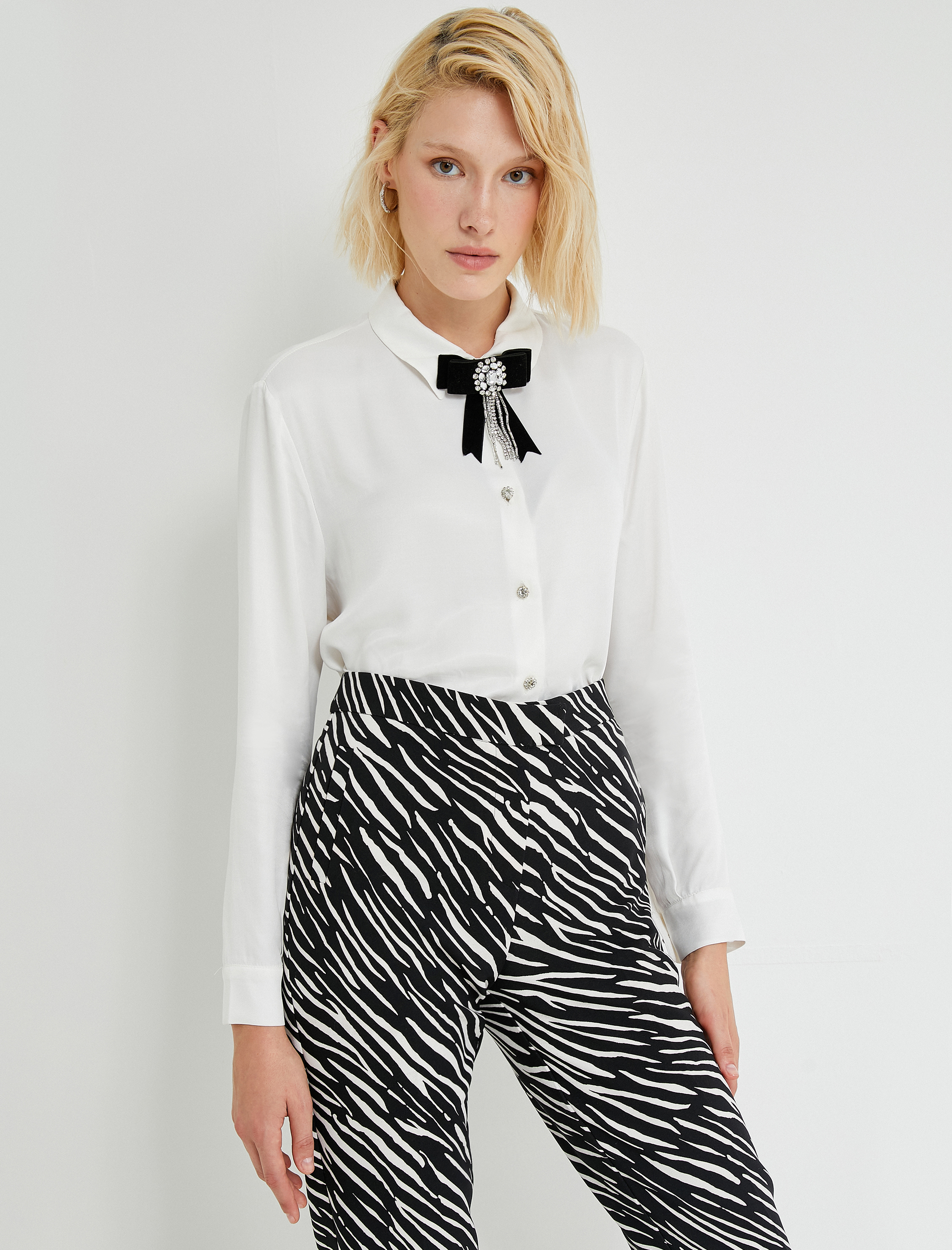   Fiyonklu Taş Detaylı Gömlek