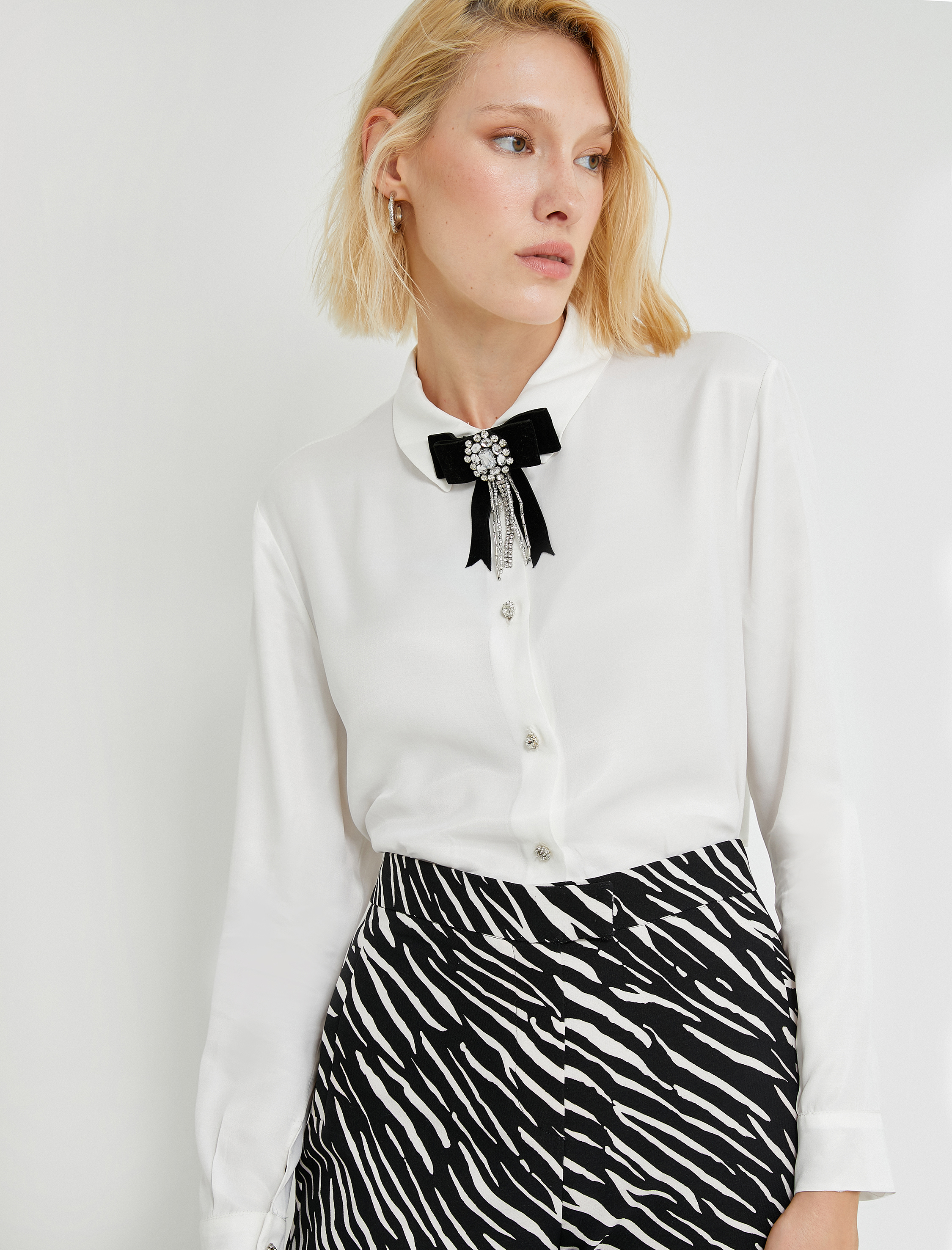   Fiyonklu Taş Detaylı Gömlek