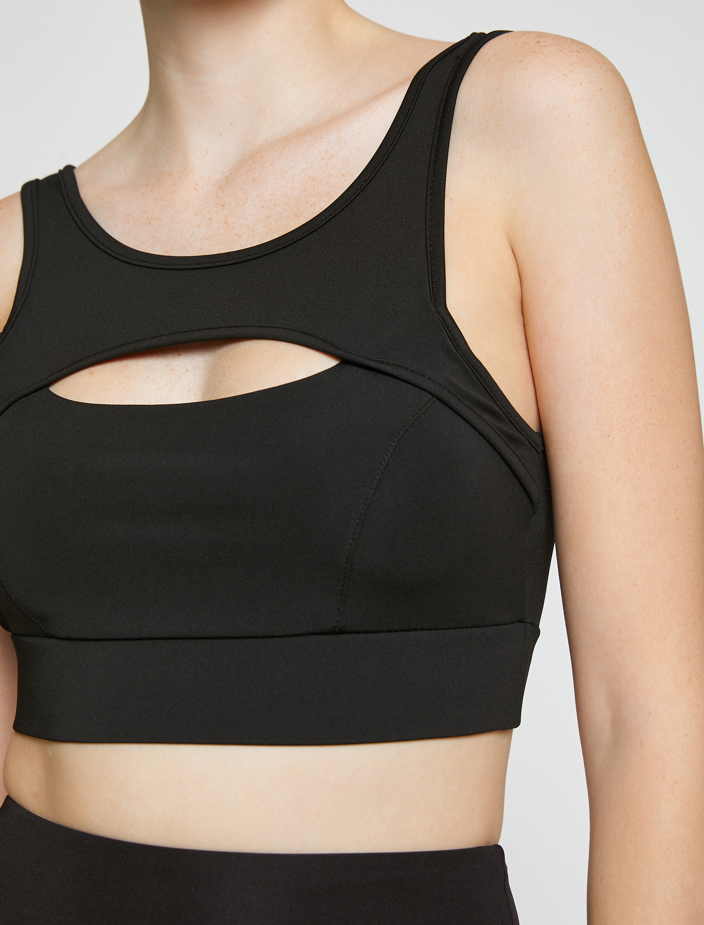   Pencere Detaylı Sporcu Sütyeni