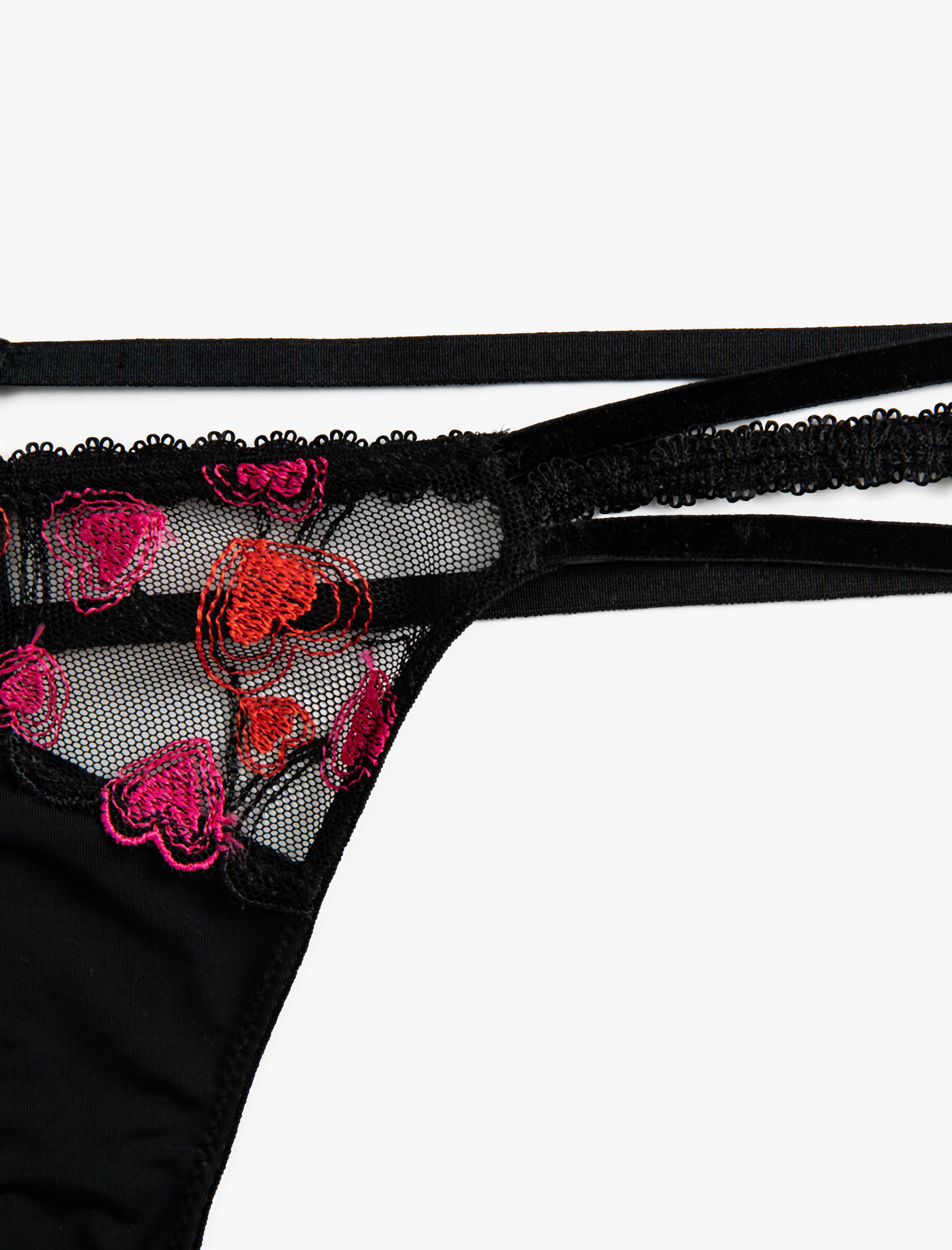   Tül String Külot Kalp İşlemeli Biye Detaylı