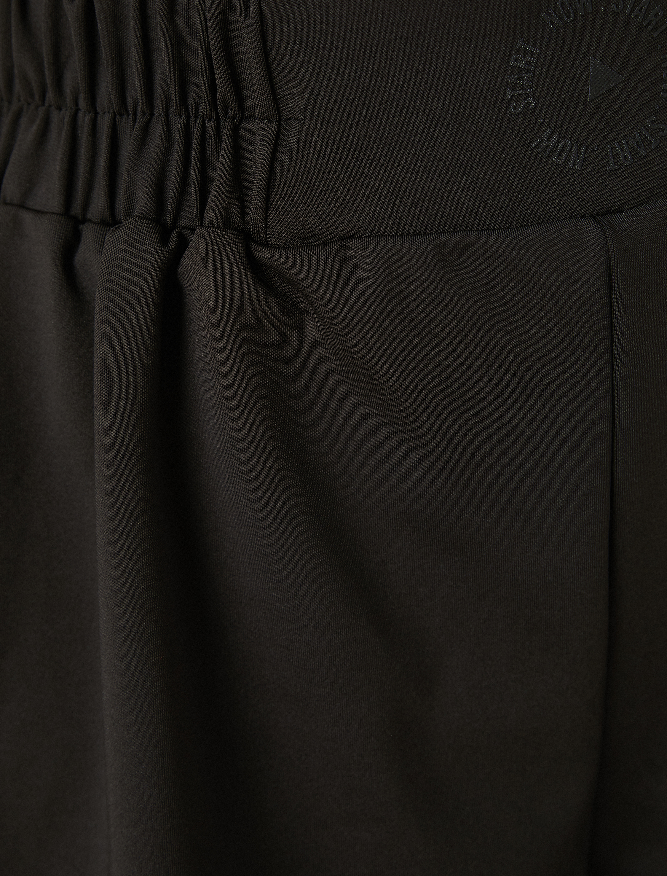   Beli Lastikli Kısa Spor Şort Minimal Baskılı