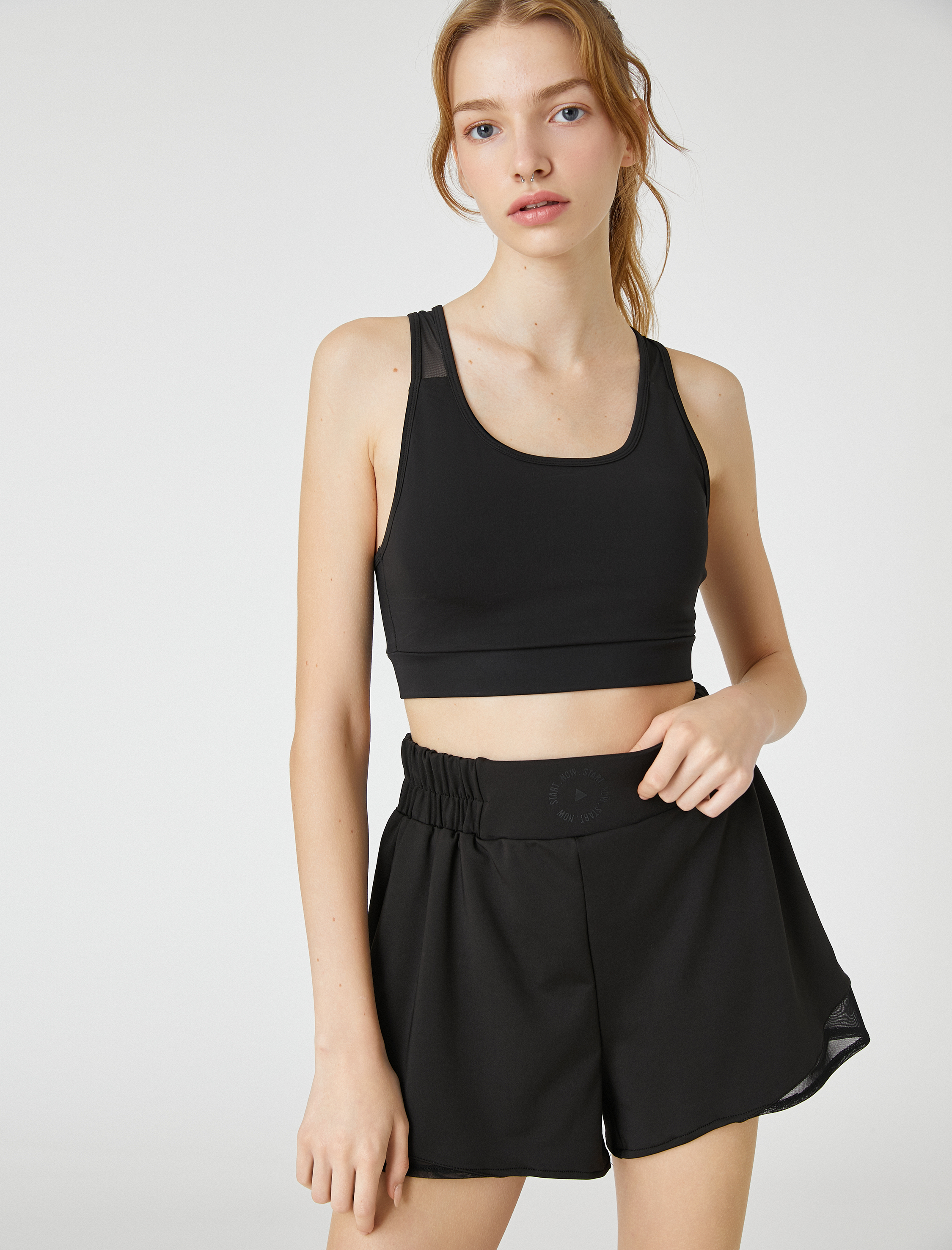   Beli Lastikli Kısa Spor Şort Minimal Baskılı