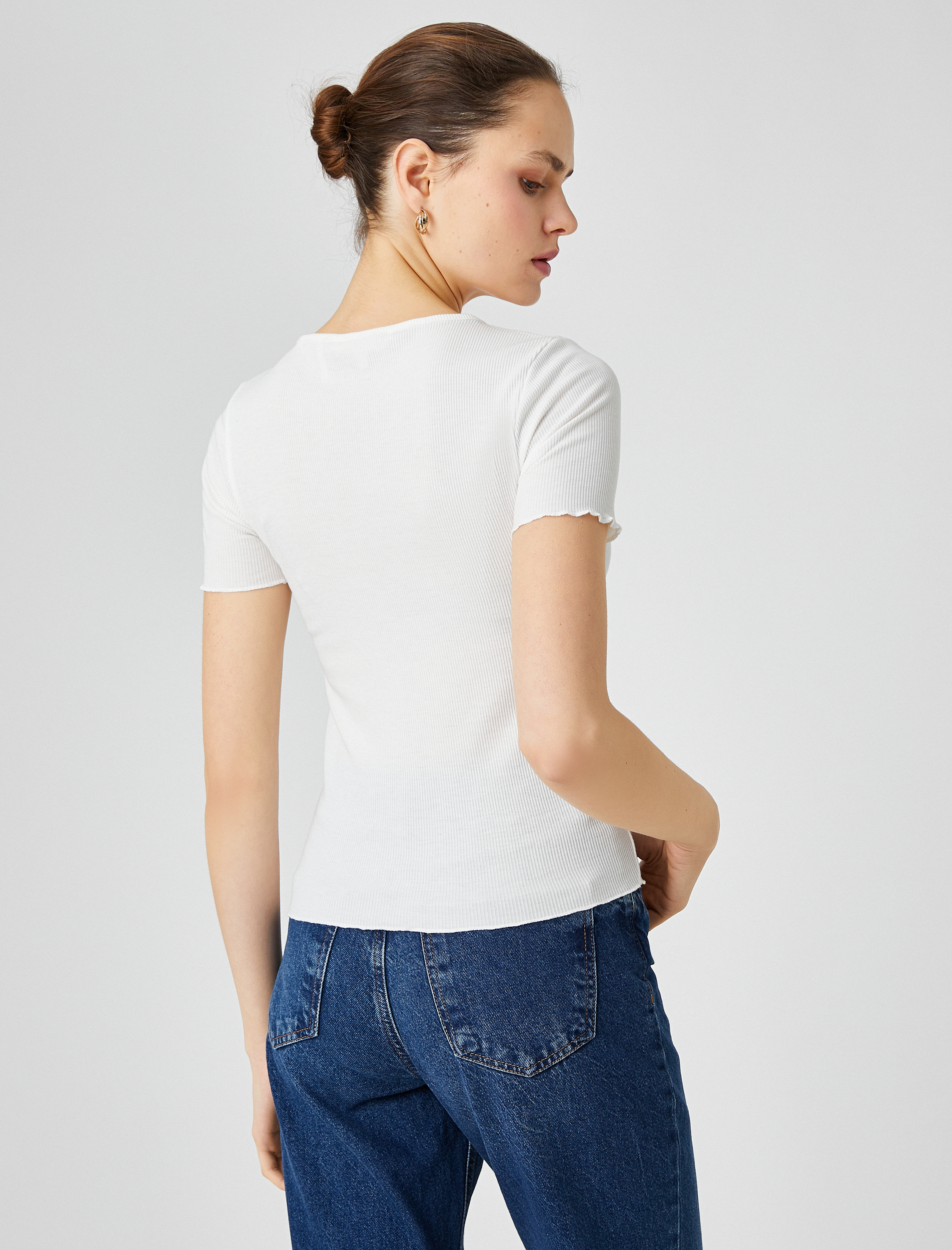   Bisiklet Yaka Tişört Kolları Fırfır Detaylı