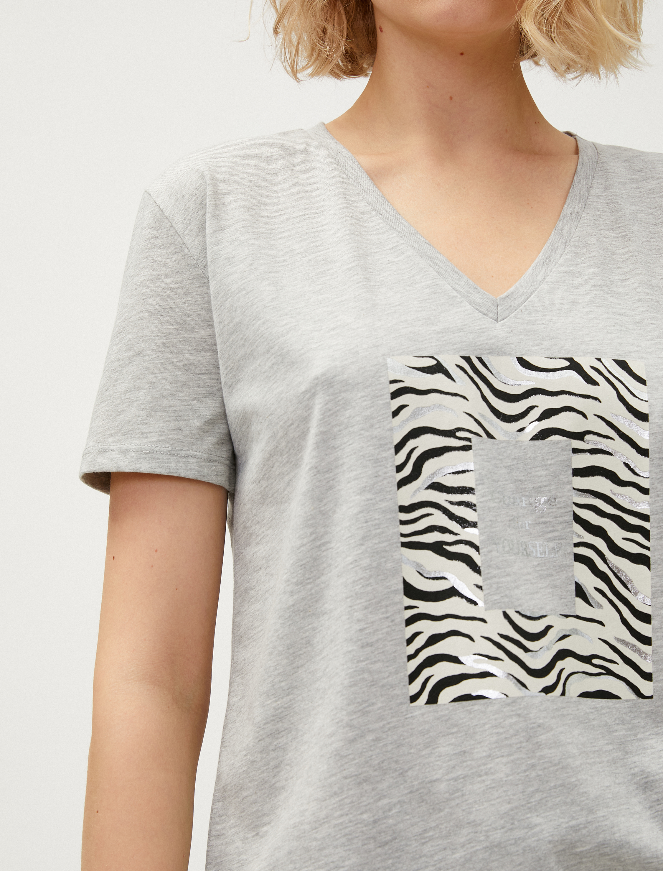   Kısa Kollu Tişört Parlak Yazı Baskılı V Yaka