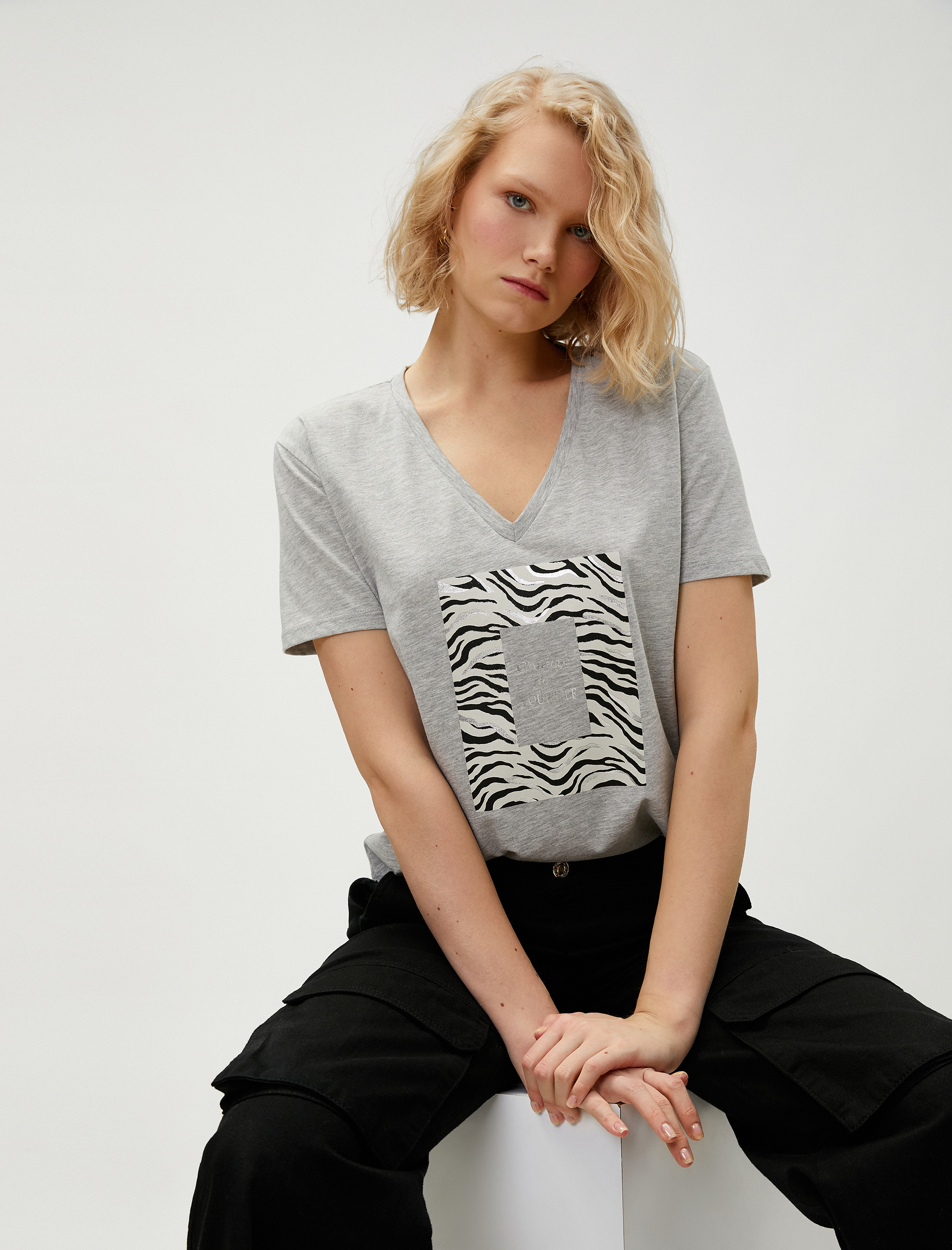   Kısa Kollu Tişört Parlak Yazı Baskılı V Yaka