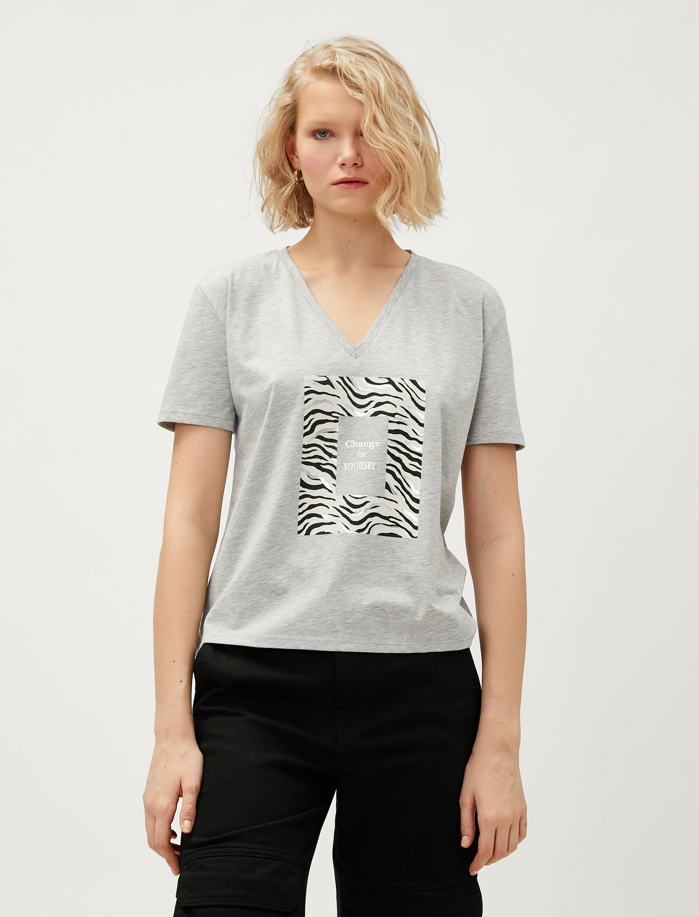   Kısa Kollu Tişört Parlak Yazı Baskılı V Yaka