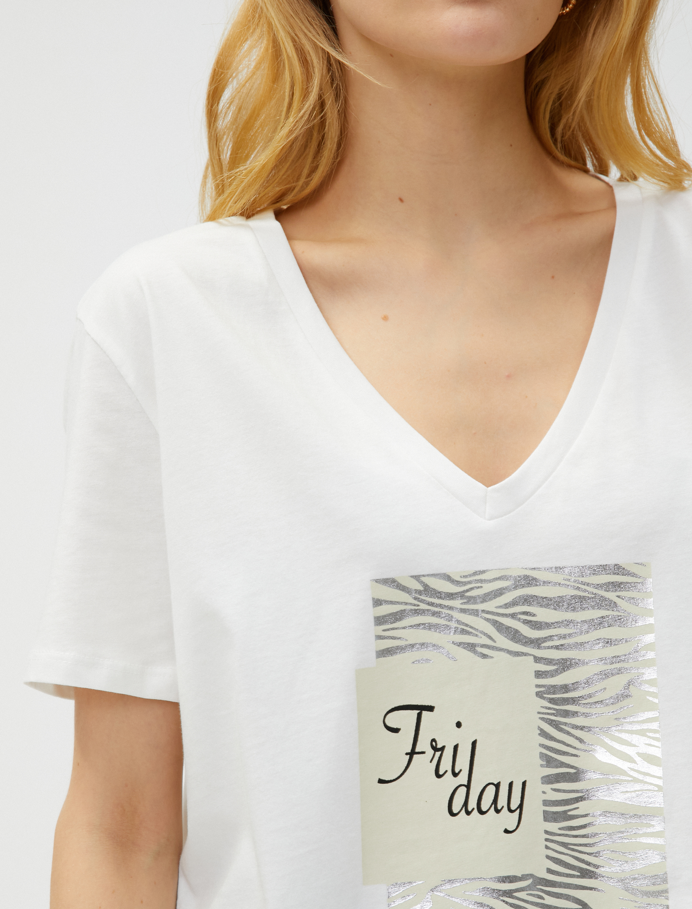   V Yaka Tişört Parlak Baskılı Pamuklu