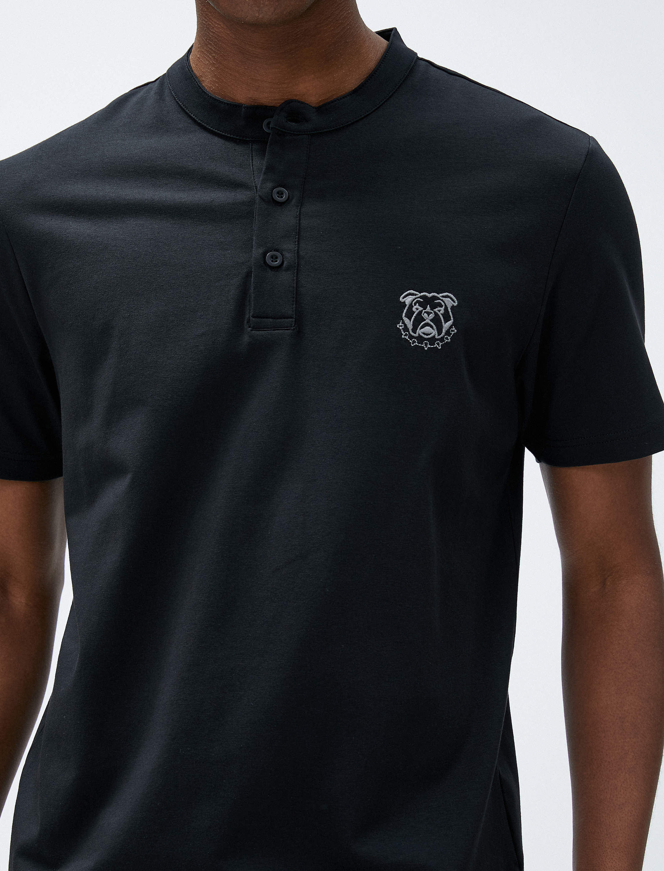   Hakim Yaka Tişört Düğmeli Köpek İşlemeli Dar Kesim Pamuklu