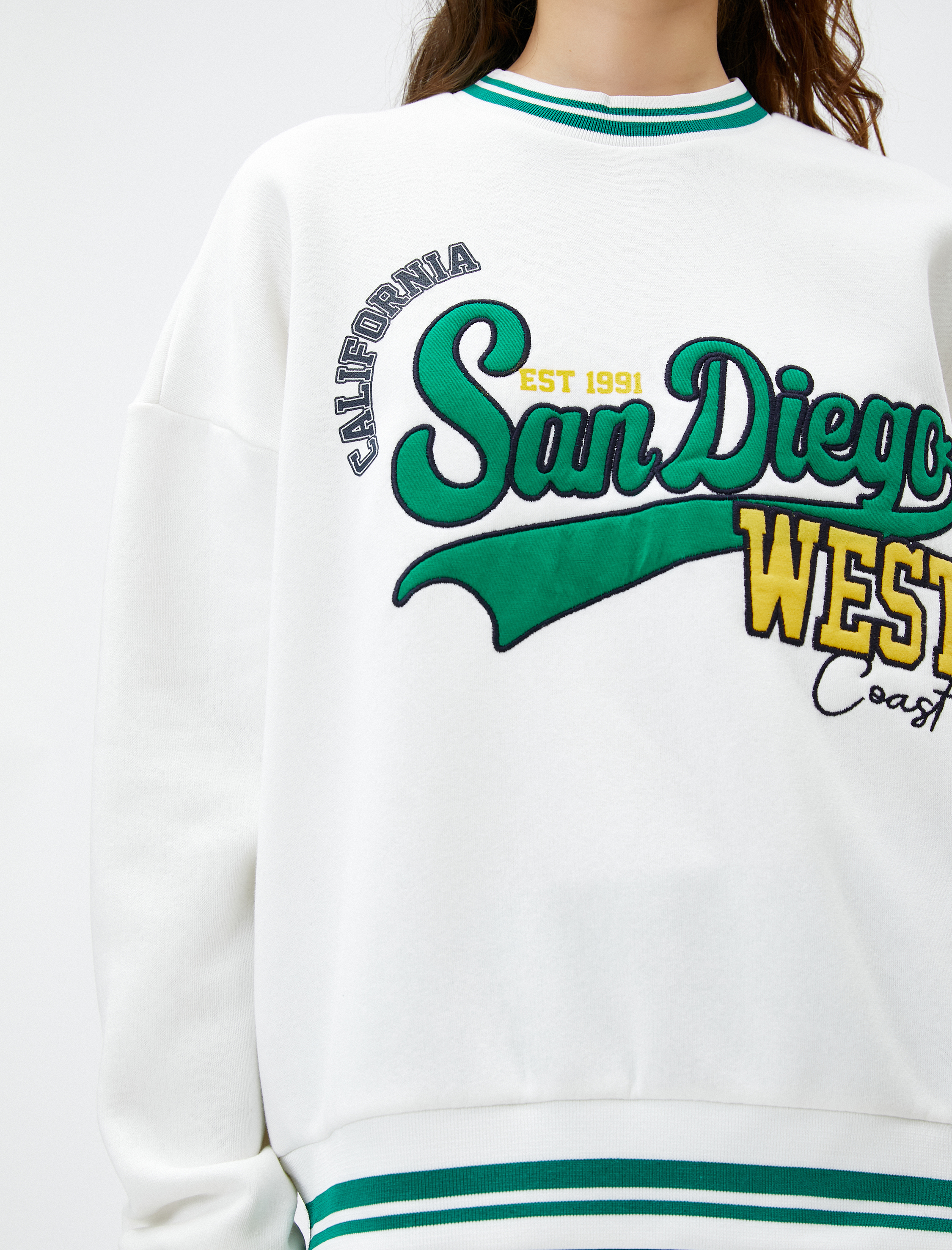   Şardonlu Bisiklet Yaka Sweatshirt Kolej İşlemeli Ribanalı