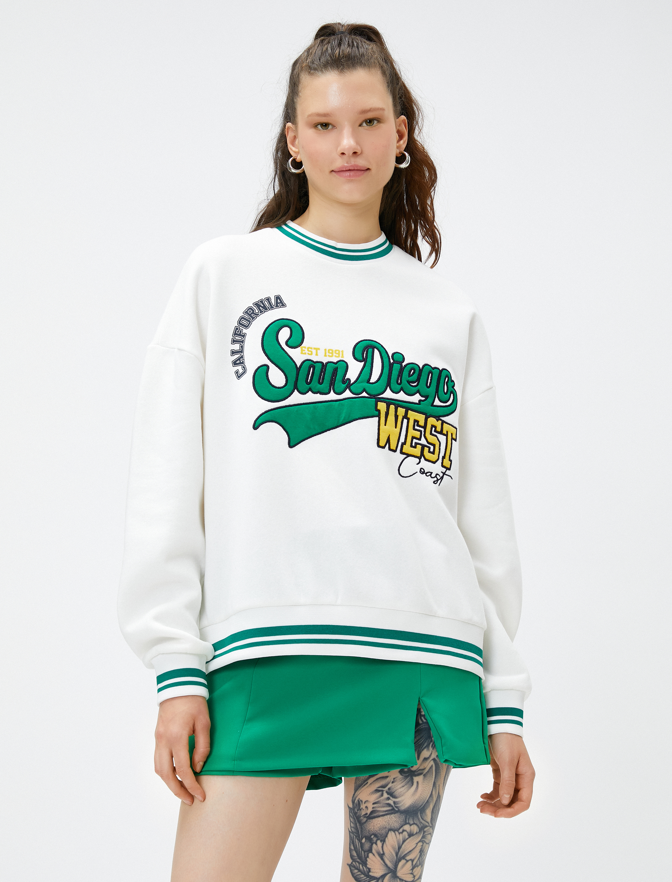   Şardonlu Bisiklet Yaka Sweatshirt Kolej İşlemeli Ribanalı