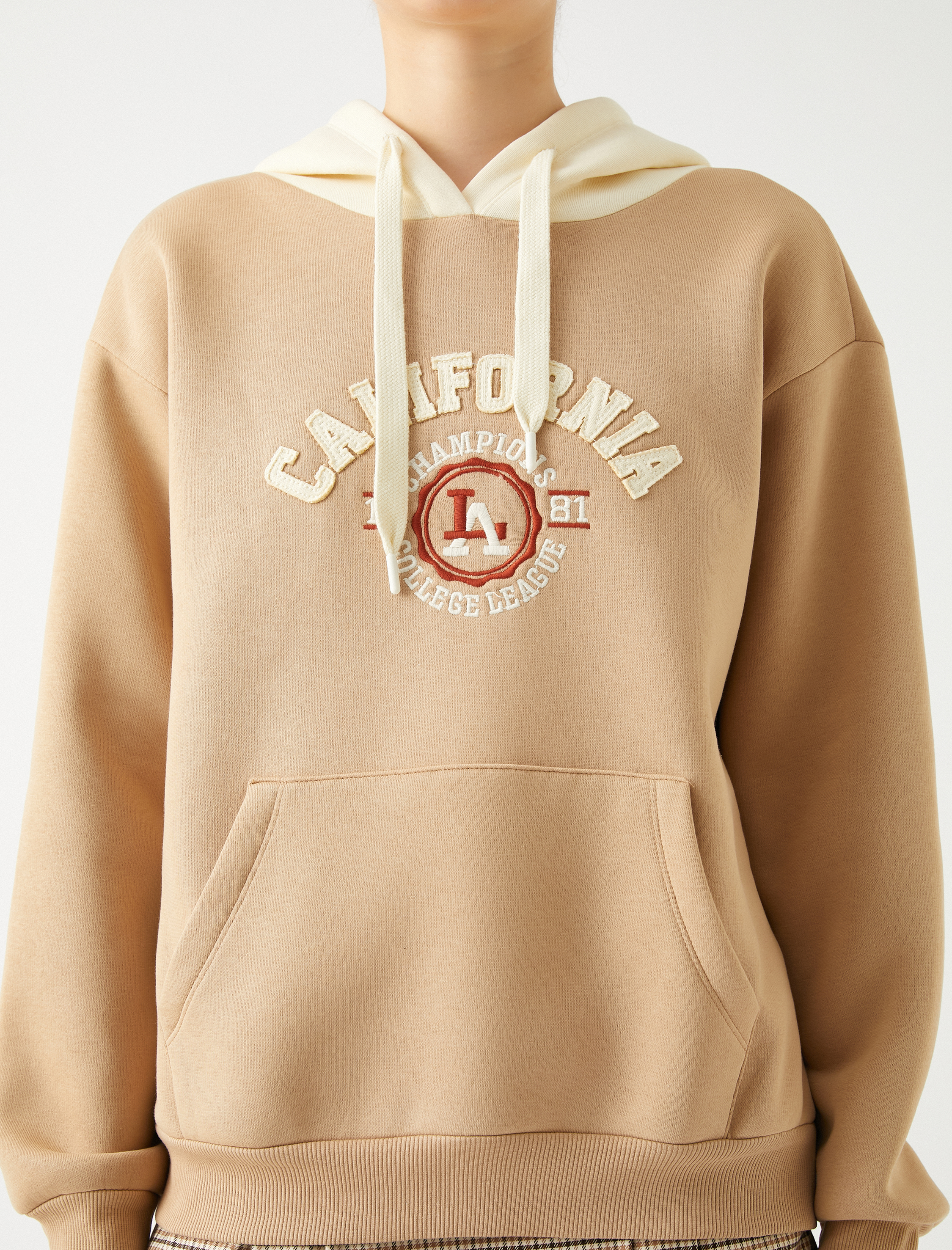   Şardonlu Kapüşonlu Sweatshirt Kolej Baskılı Kanguru Cepli