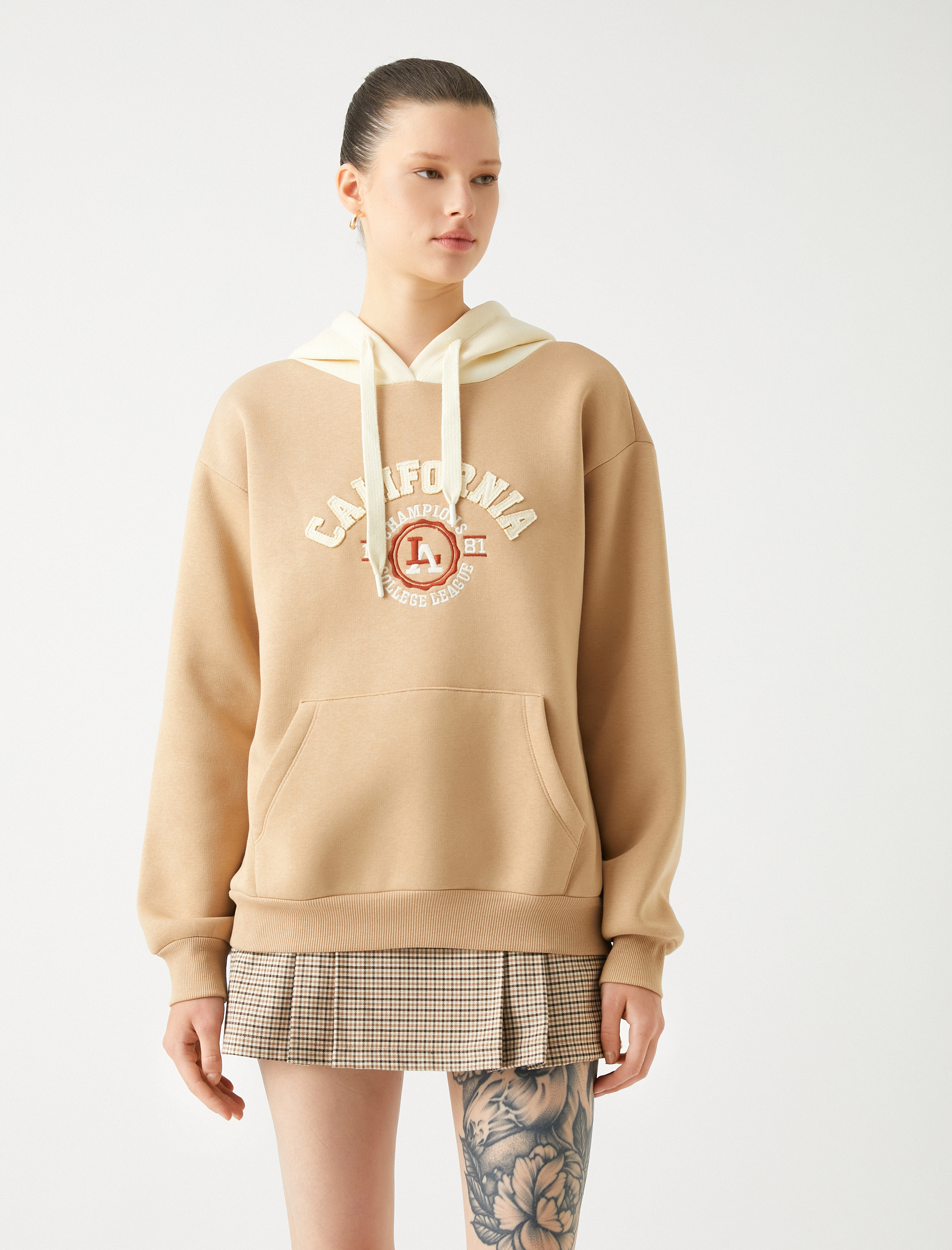   Şardonlu Kapüşonlu Sweatshirt Kolej Baskılı Kanguru Cepli