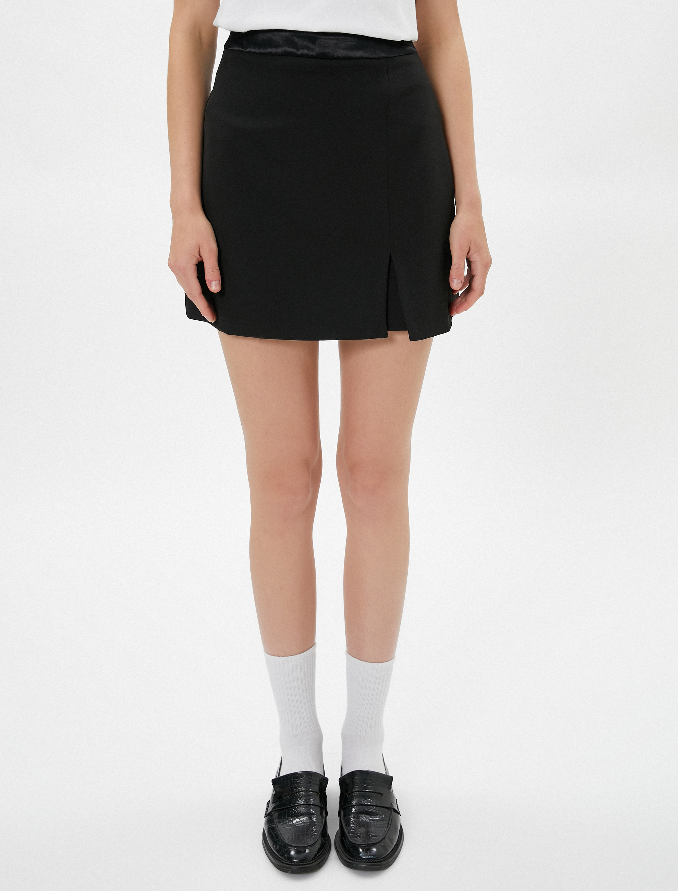   Mini Şort Etek Yırtmaç Detaylı