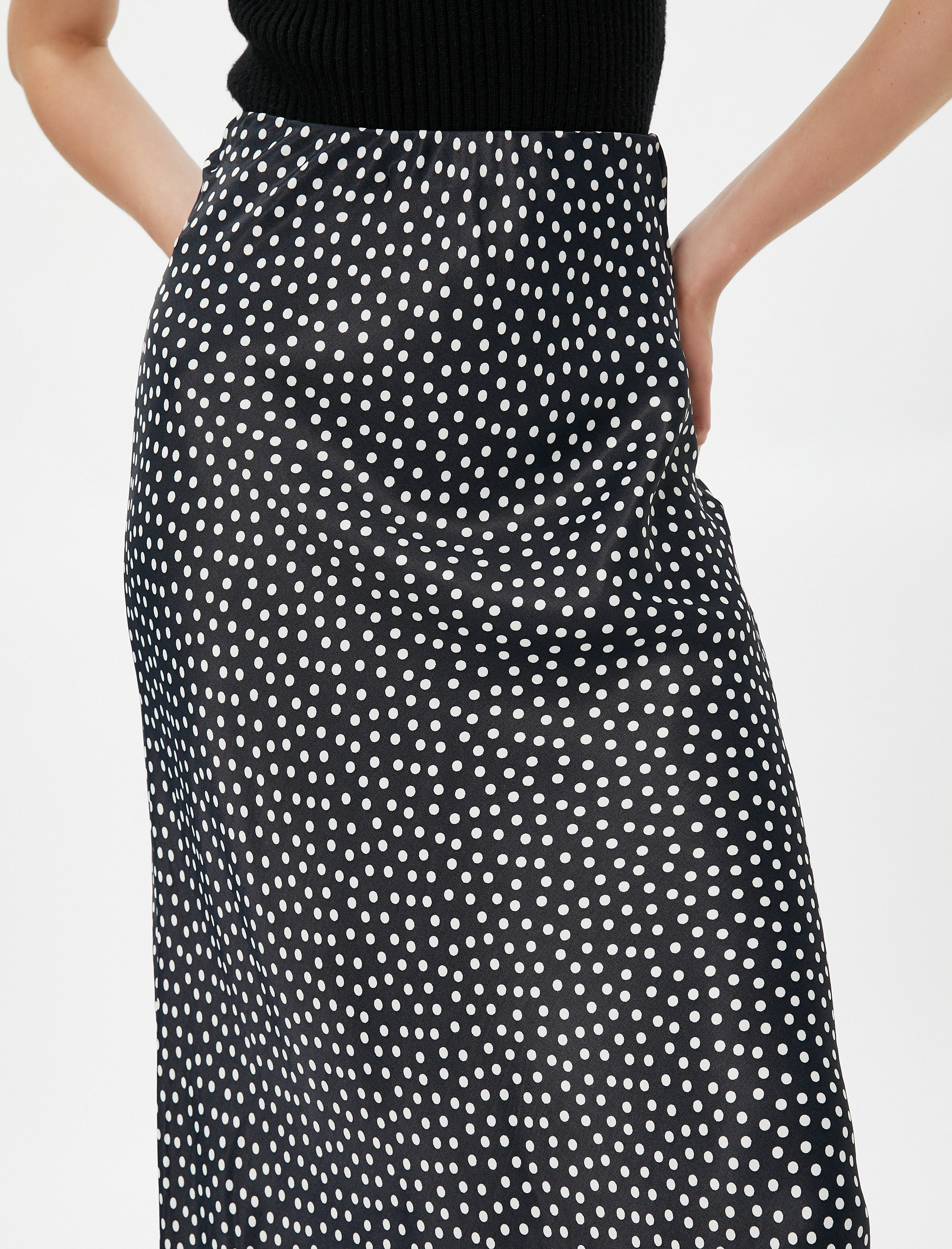   Puantiyeli Saten Midi Evaze Etek