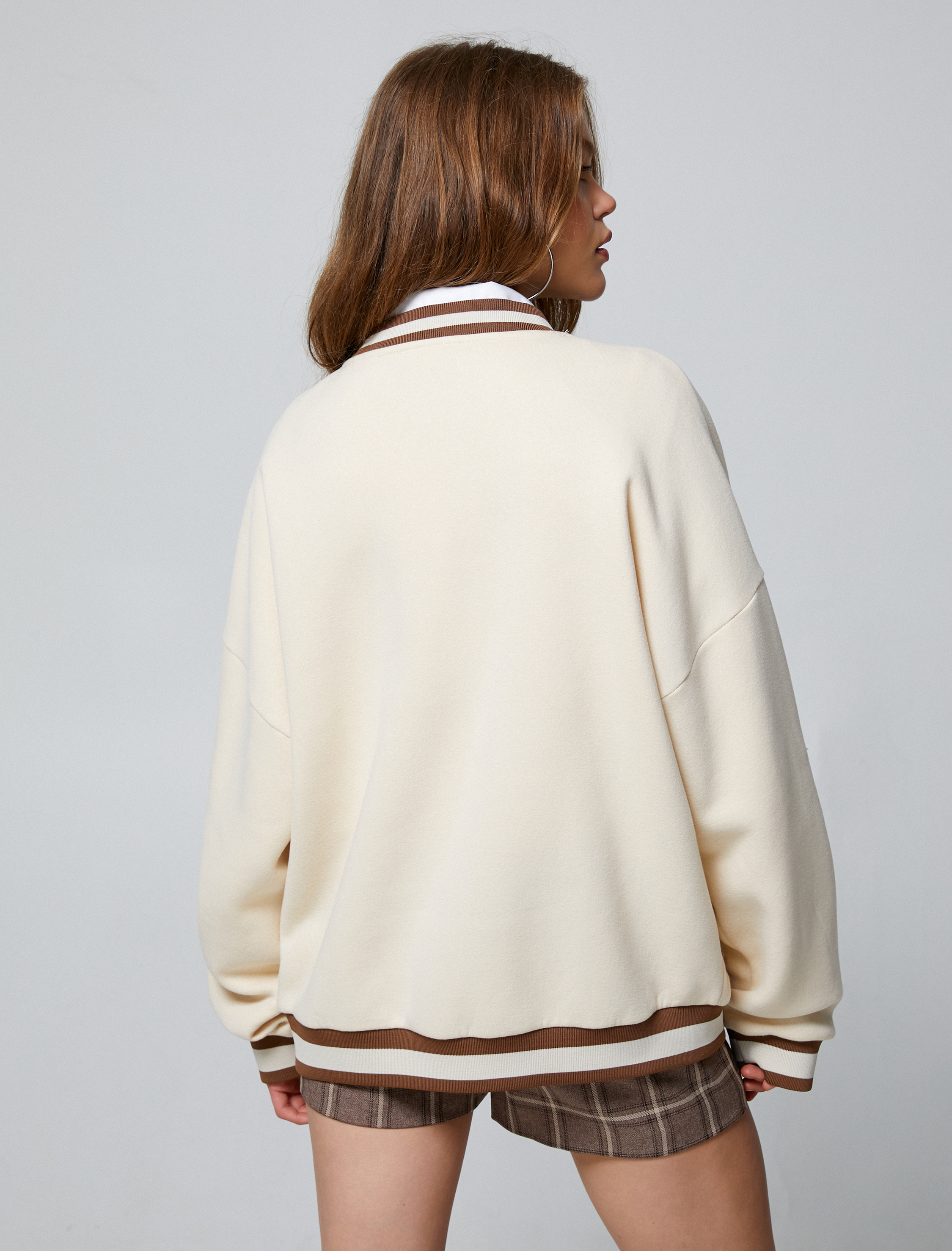   Şardonlu Oversize Kolej Sweatshirt Biye Detaylı V Yaka Nakışlı