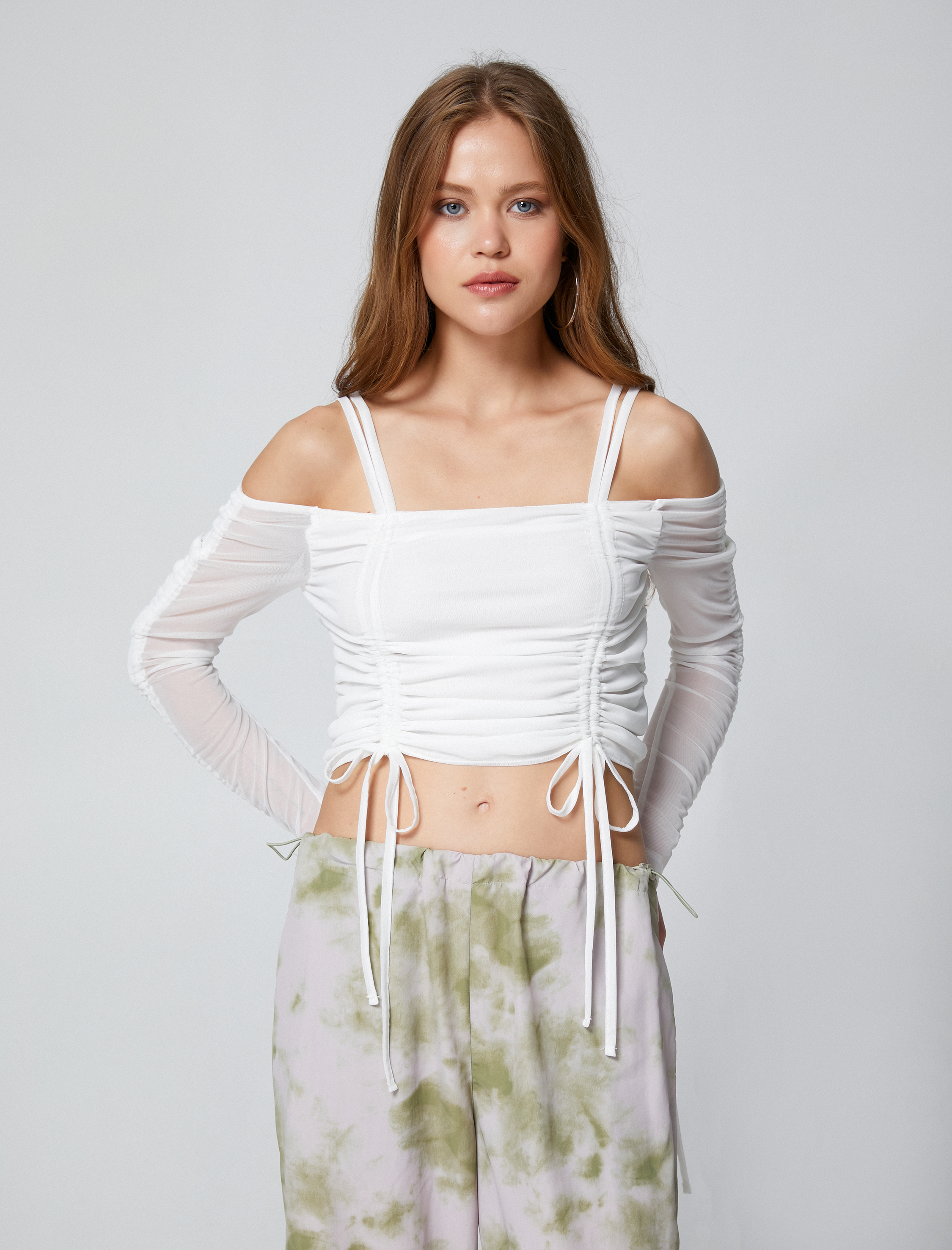   Uzun Kollu Tişört Crop Omzu Açık Büzgü Detaylı