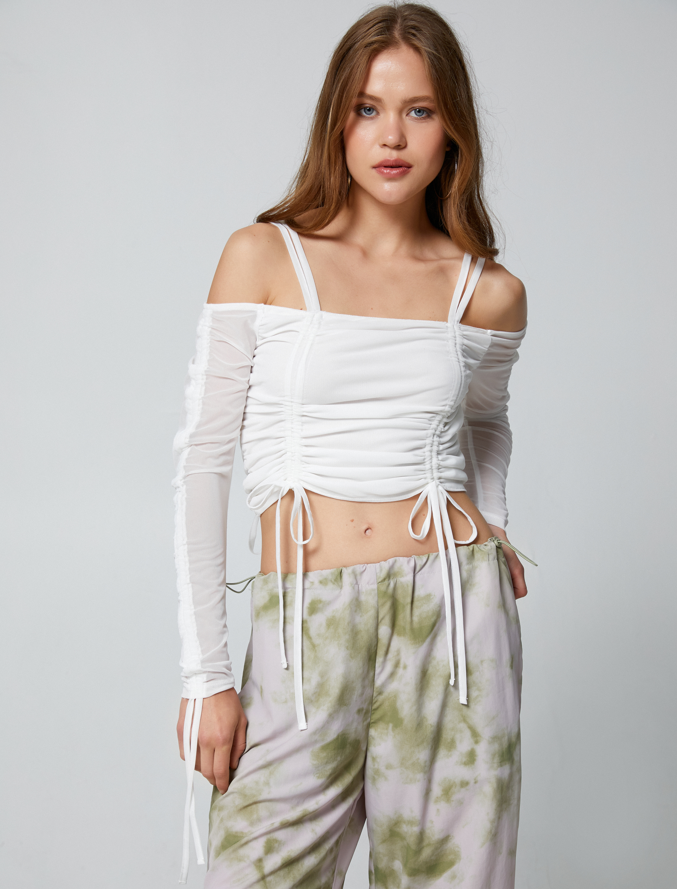   Uzun Kollu Tişört Crop Omzu Açık Büzgü Detaylı