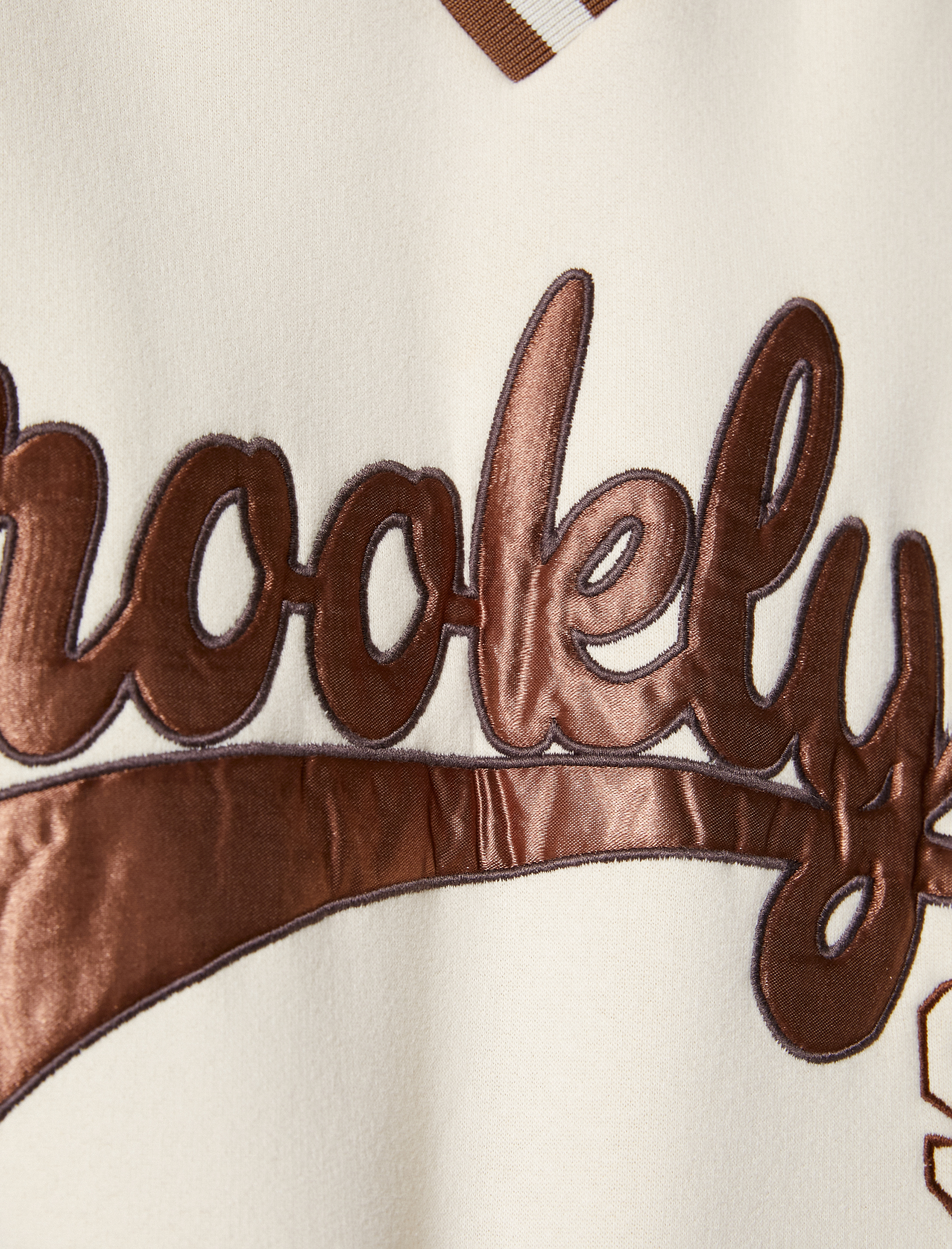   Şardonlu Oversize Kolej Sweatshirt Biye Detaylı V Yaka Nakışlı