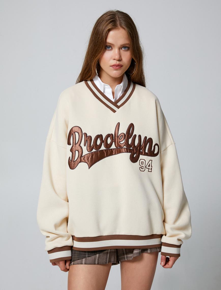   Şardonlu Oversize Kolej Sweatshirt Biye Detaylı V Yaka Nakışlı