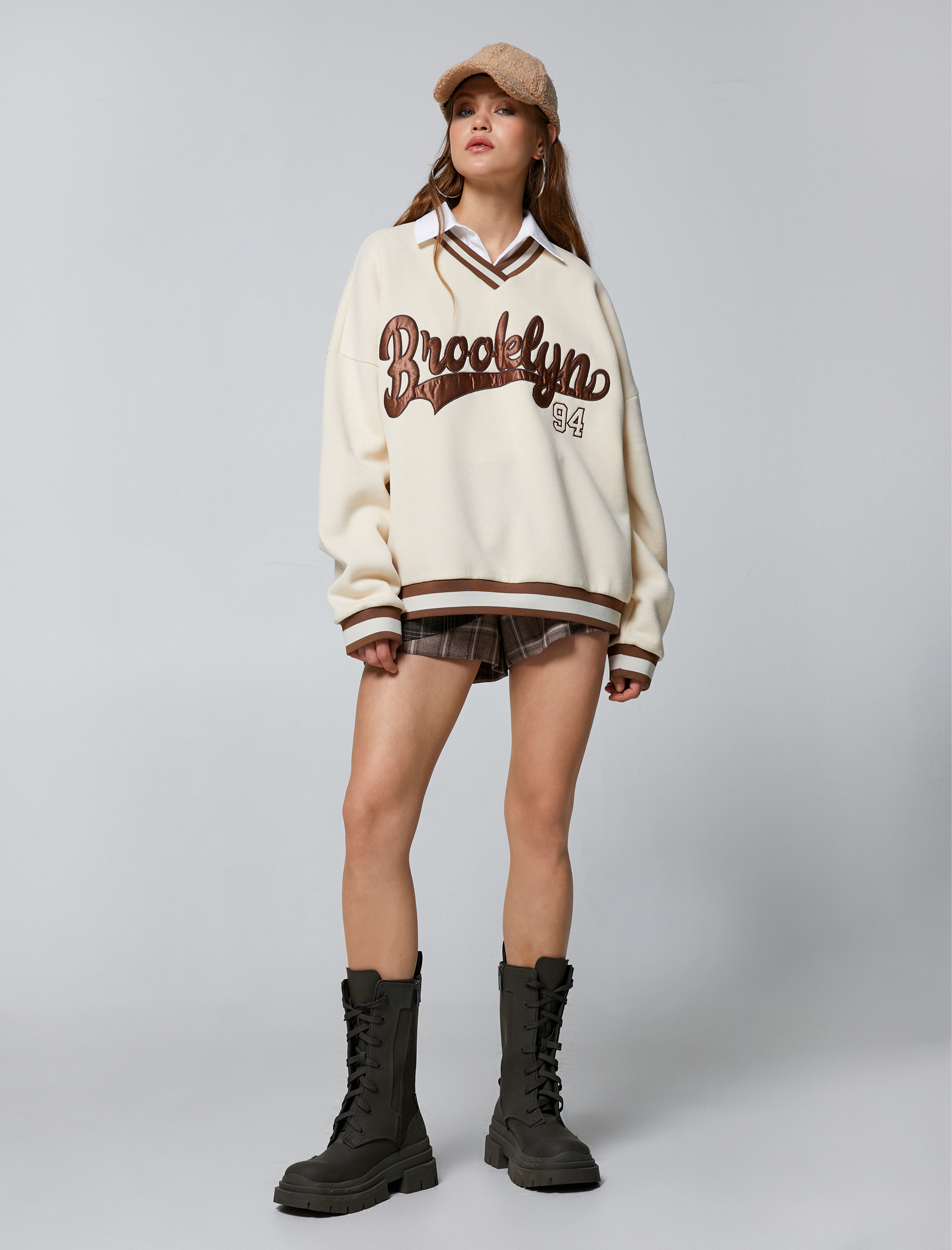   Şardonlu Oversize Kolej Sweatshirt Biye Detaylı V Yaka Nakışlı