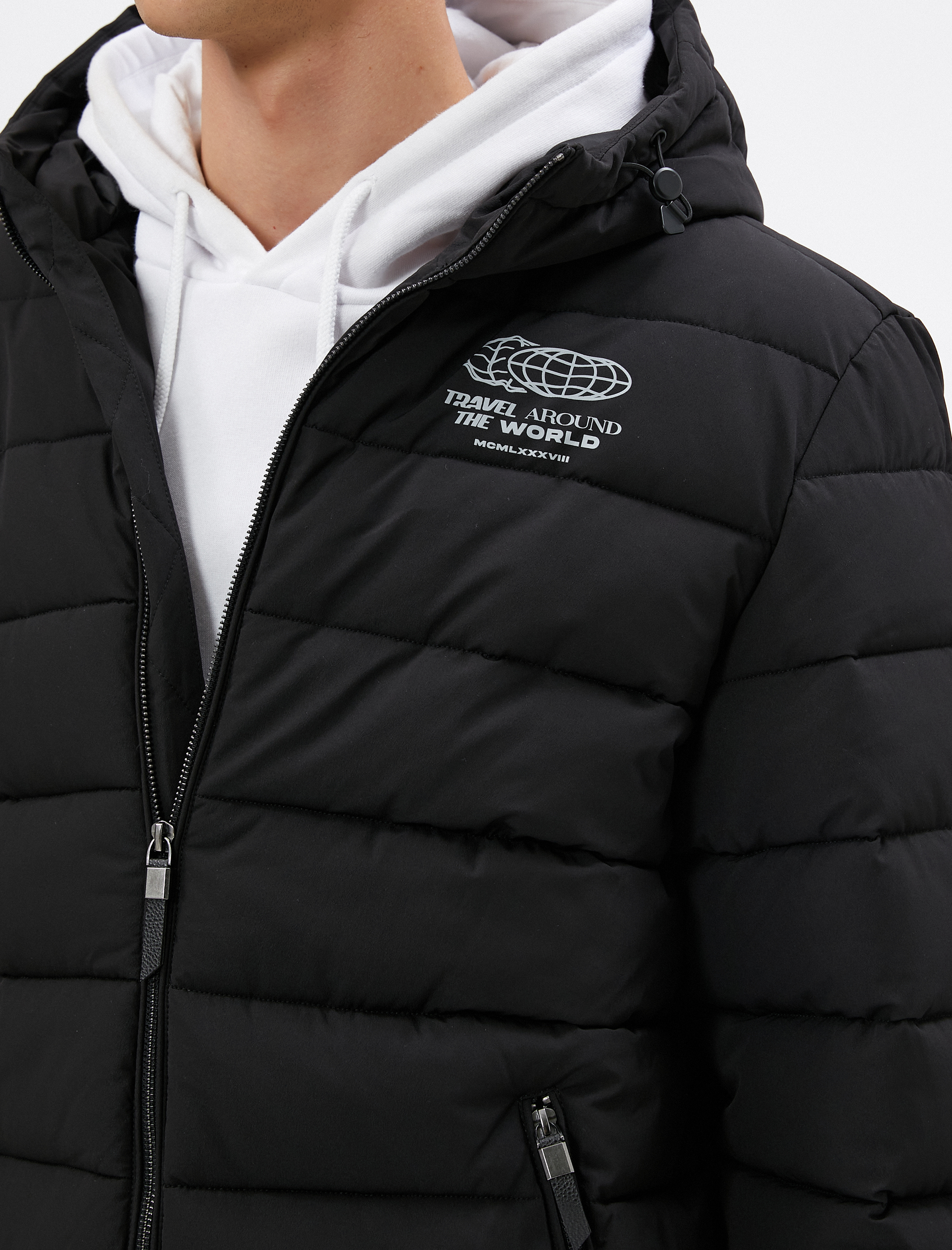   Şişme Mont Kapşonlu Fermuarlı Slogan Baskılı Cep Detaylı