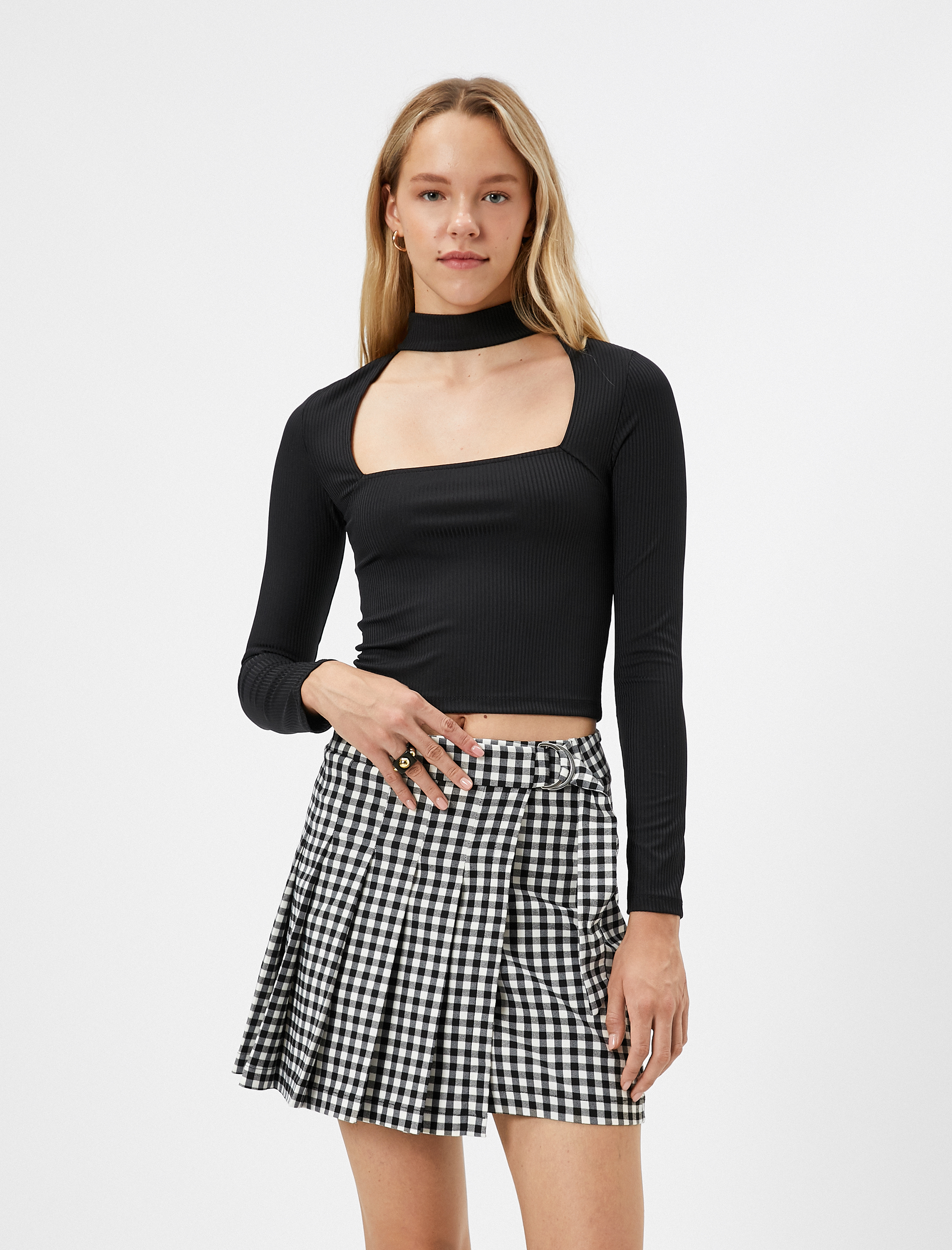   Uzun Kollu Tişört Crop Slim Fit Choker Yaka Pencere Detaylı