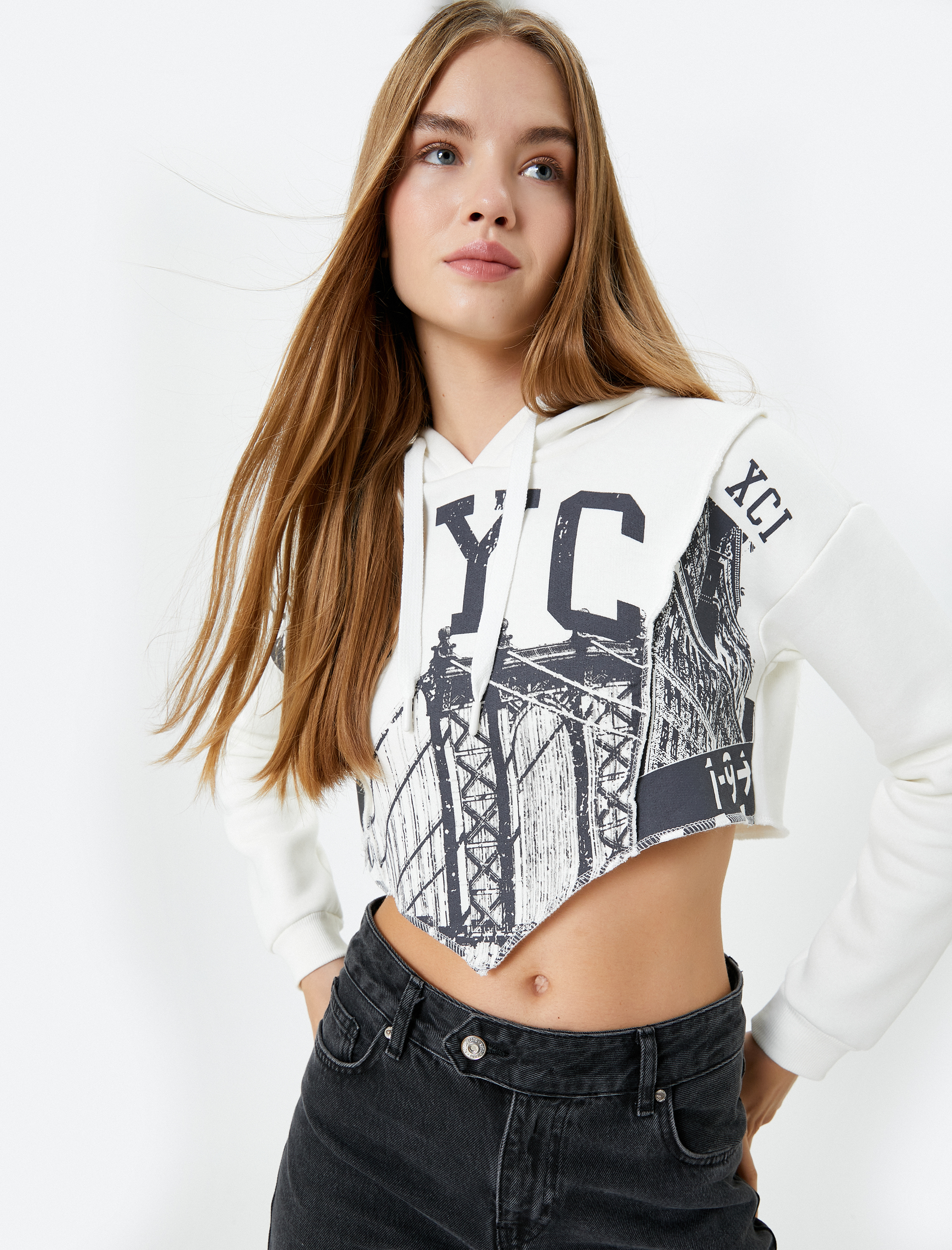   Şardonlu Crop Kapşonlu Sweatshirt Asimetrik Kesim NYC Baskılı