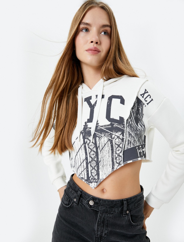  Şardonlu Crop Kapşonlu Sweatshirt Asimetrik Kesim NYC Baskılı