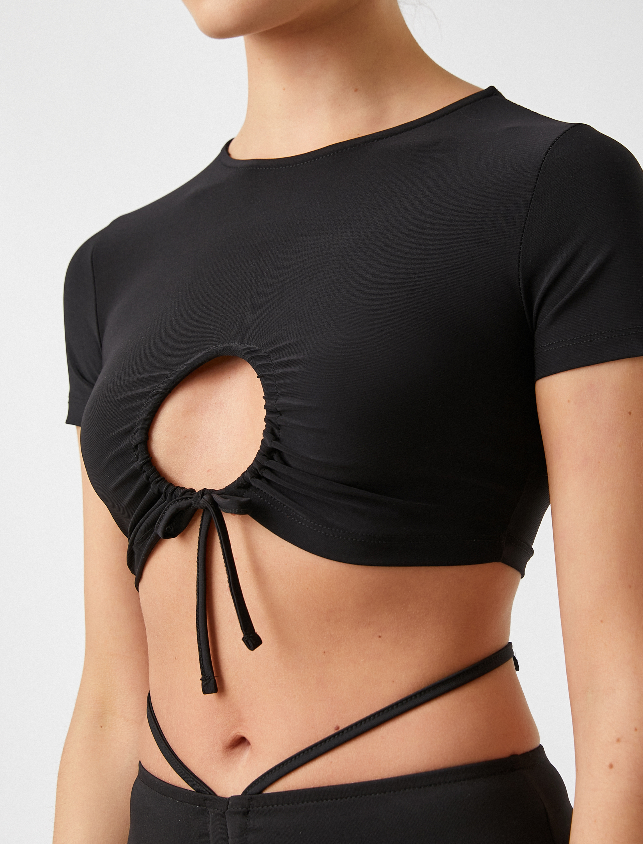   Pencere Detaylı Crop Kısa Kollu Tişört