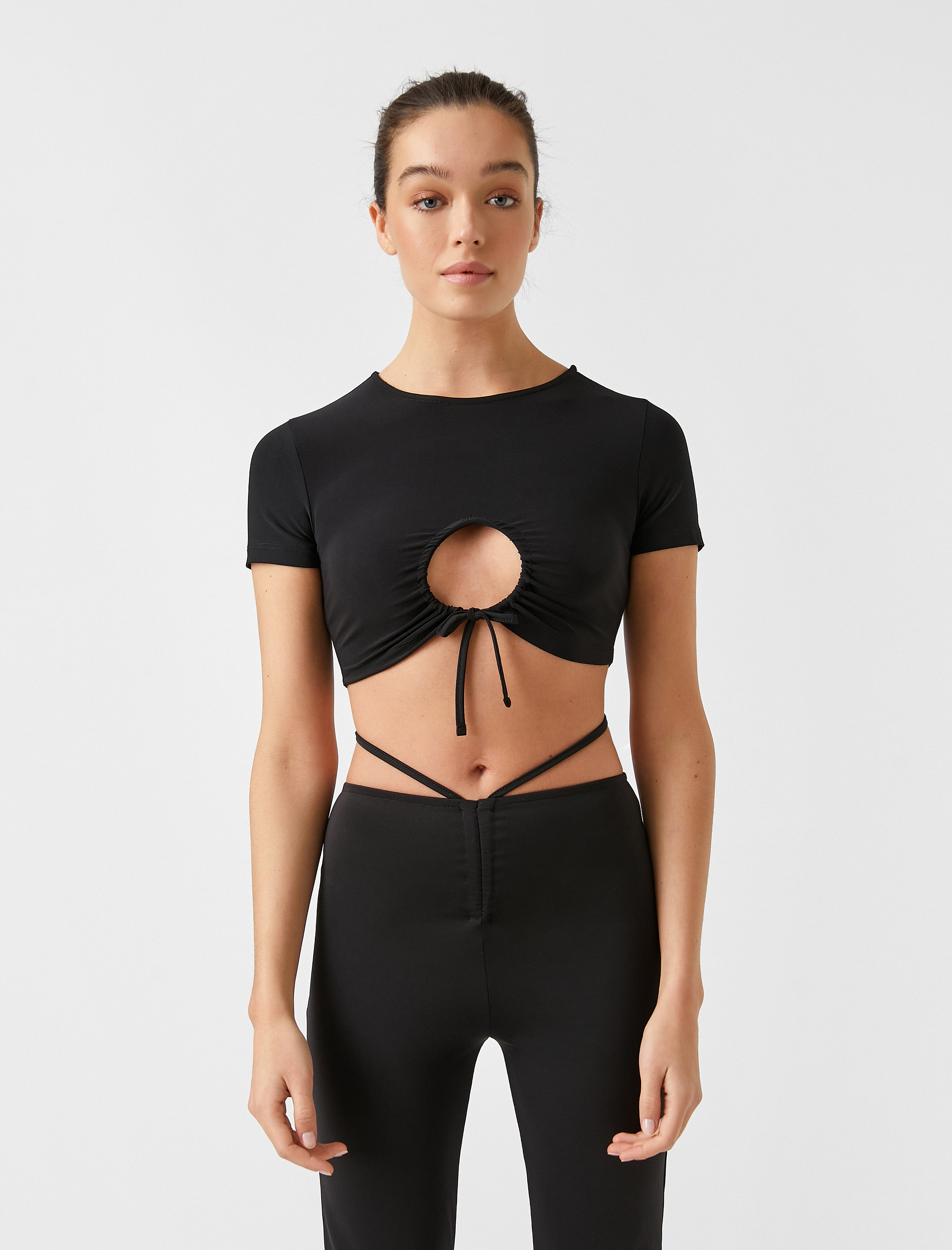   Pencere Detaylı Crop Kısa Kollu Tişört