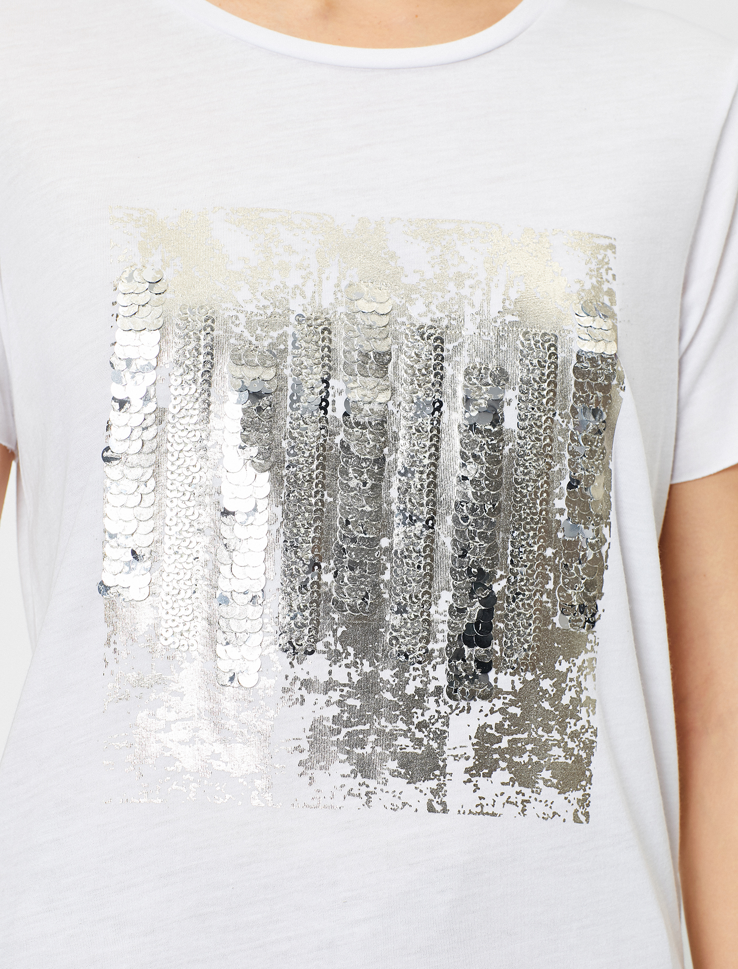   Pul Detaylı Kısa Kollu Tişört