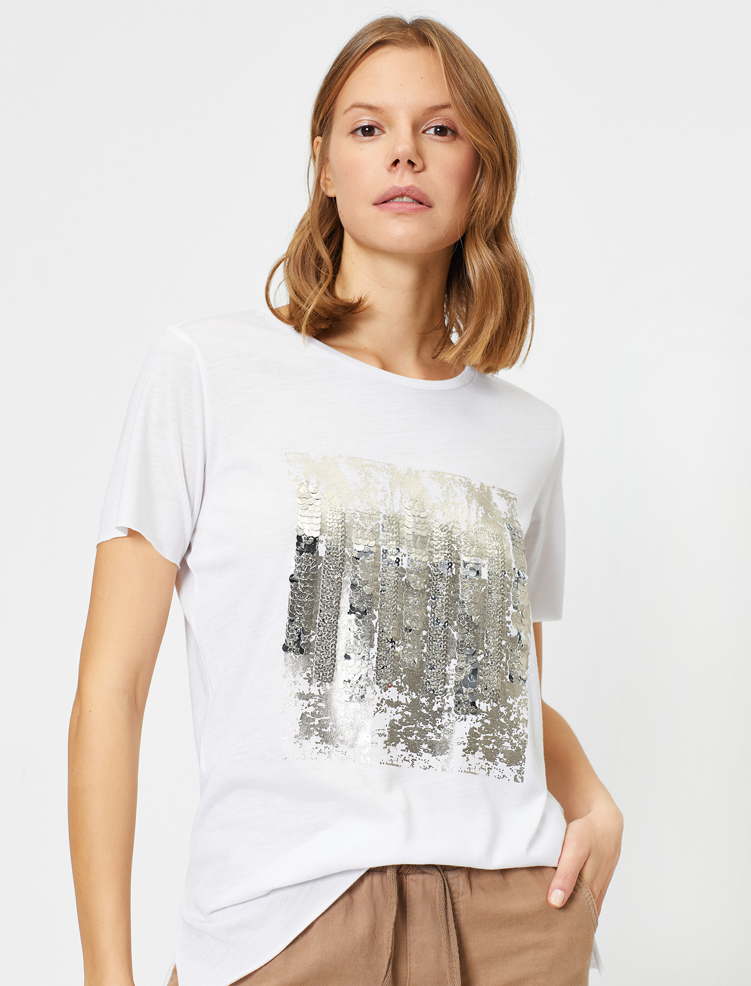   Pul Detaylı Kısa Kollu Tişört