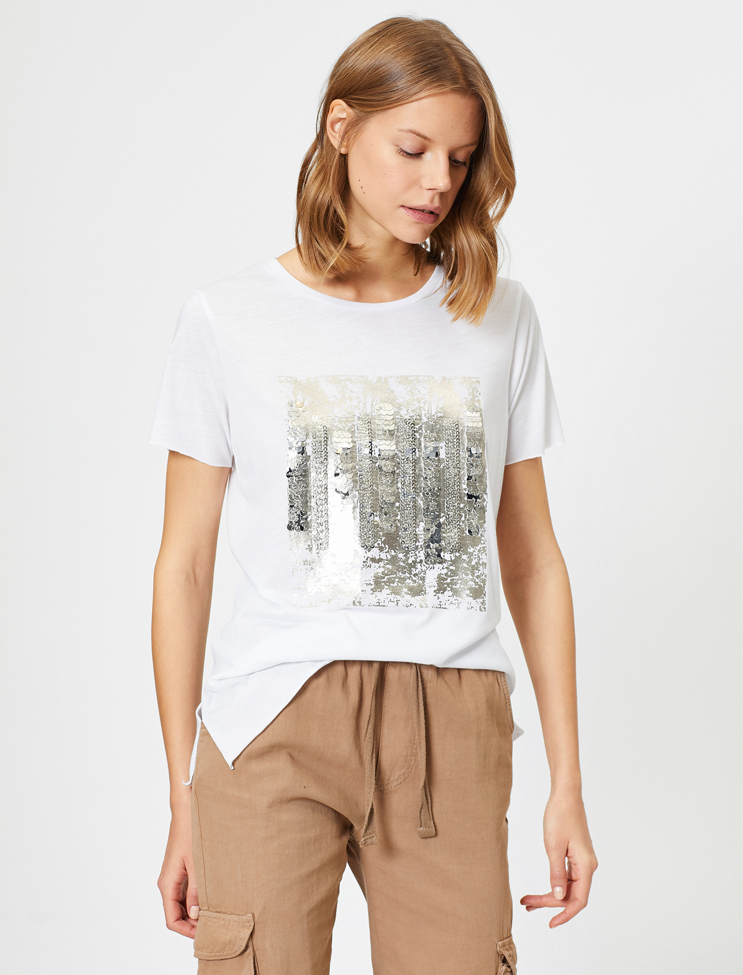   Pul Detaylı Kısa Kollu Tişört