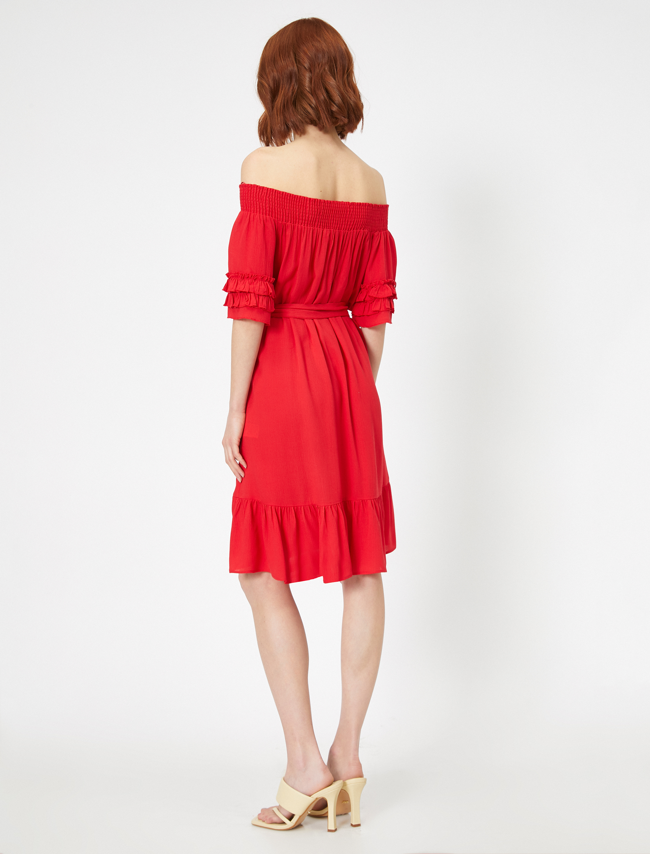   Düşük Omuzlu Fırfır Detaylı Elbise