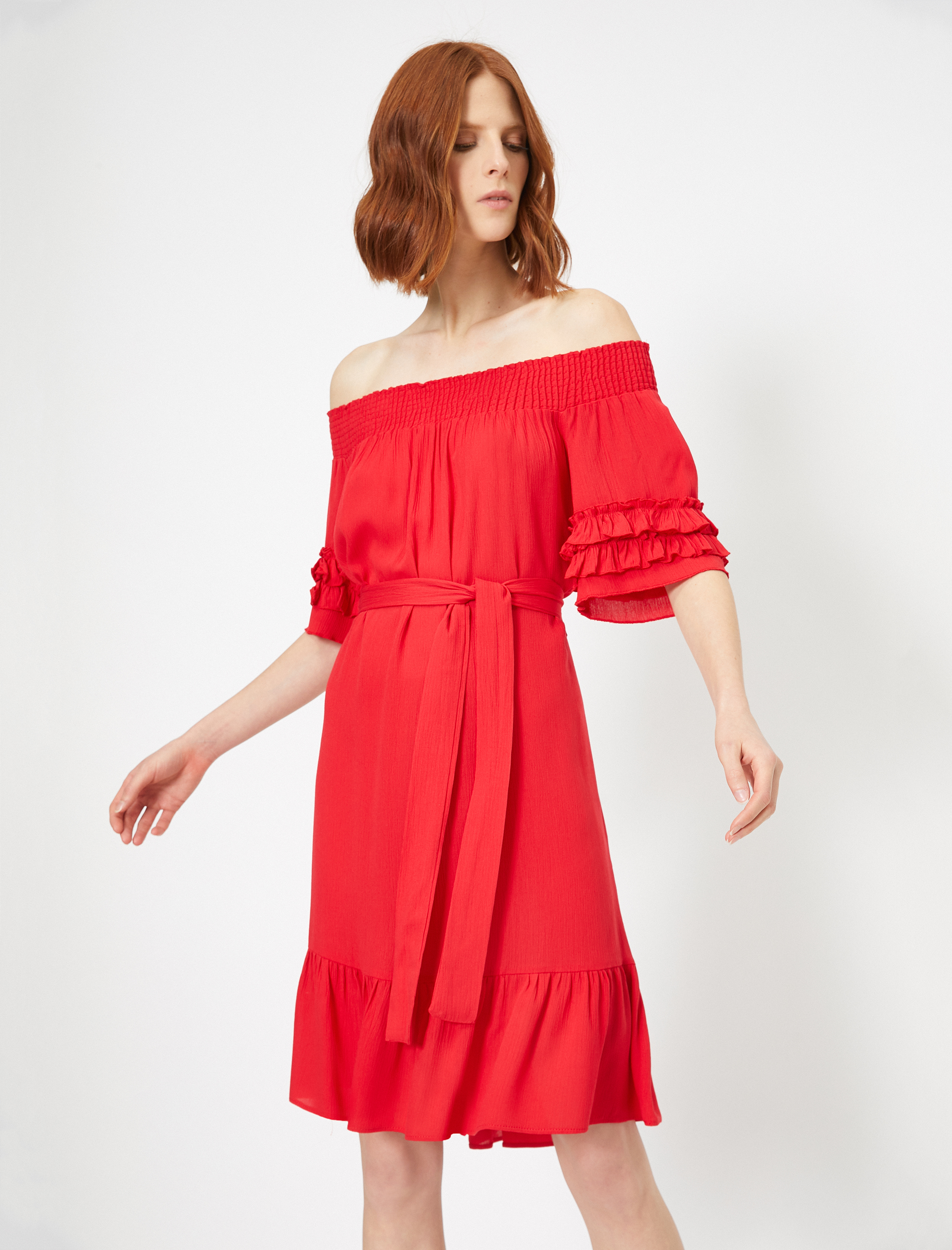   Düşük Omuzlu Fırfır Detaylı Elbise