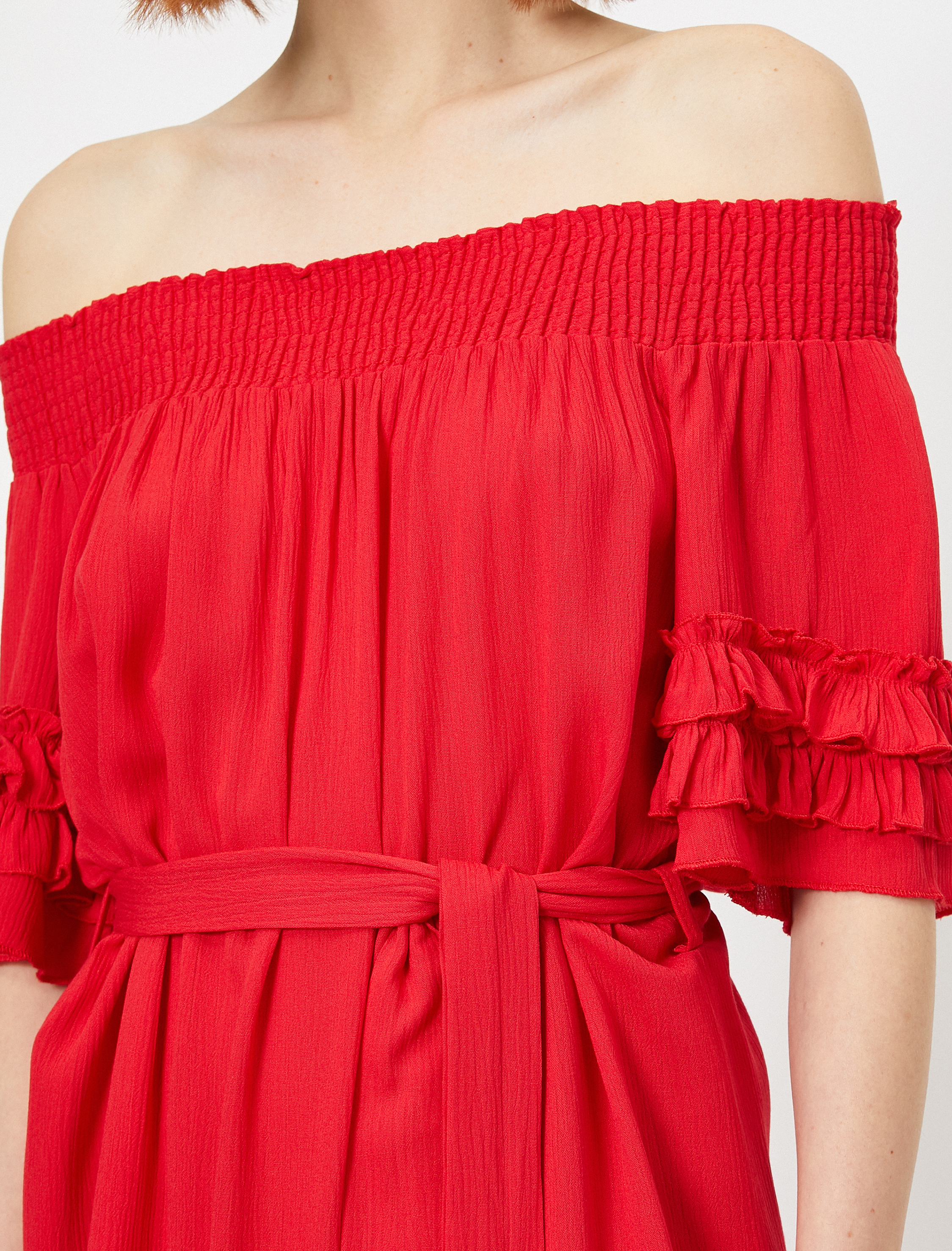   Düşük Omuzlu Fırfır Detaylı Elbise