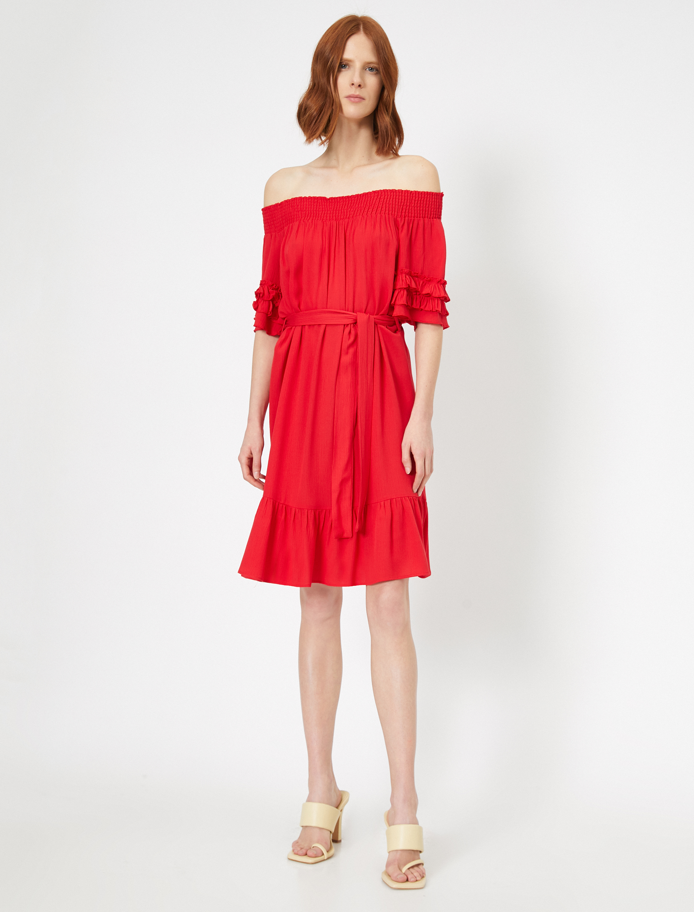   Düşük Omuzlu Fırfır Detaylı Elbise