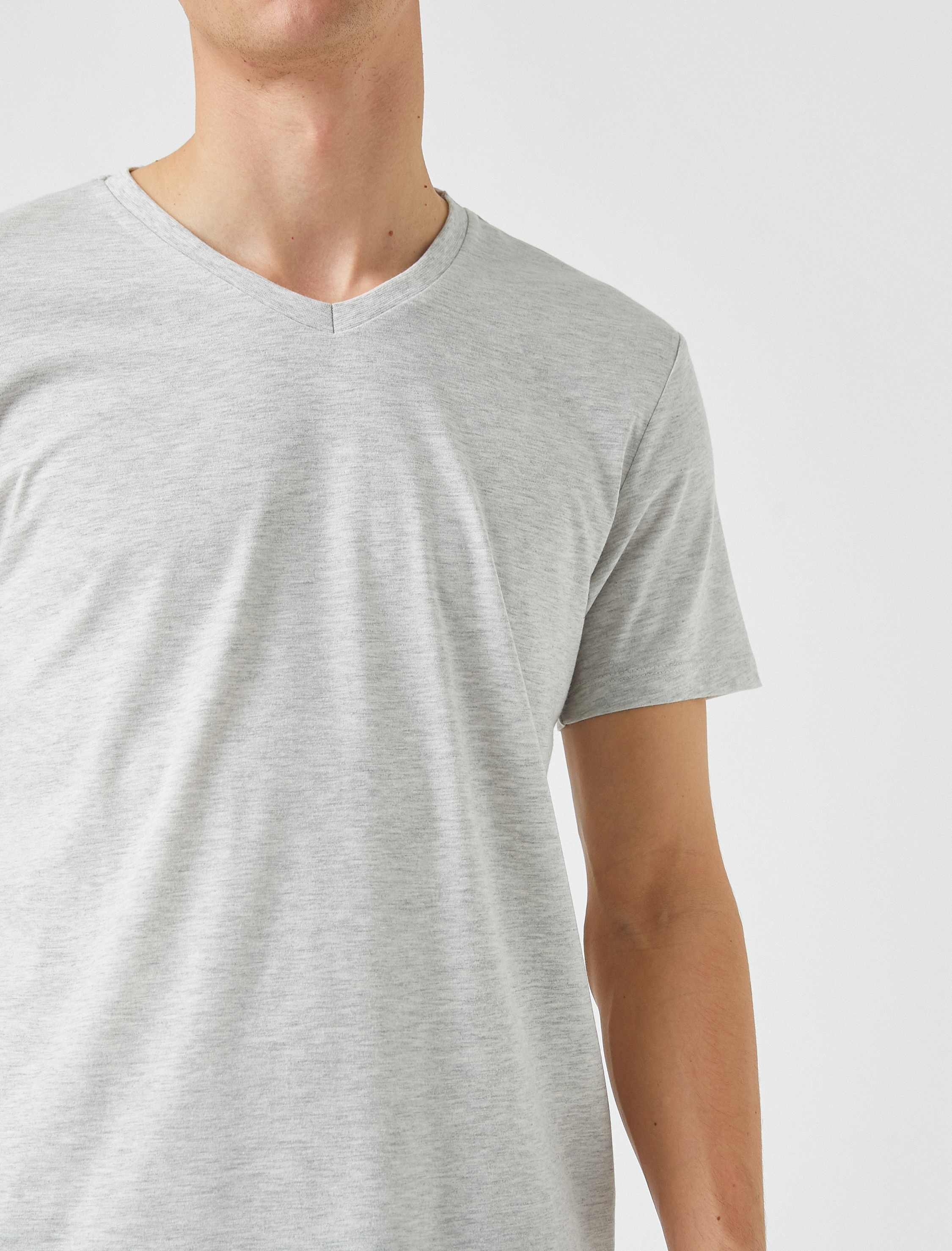   V Yaka Basic Tişört